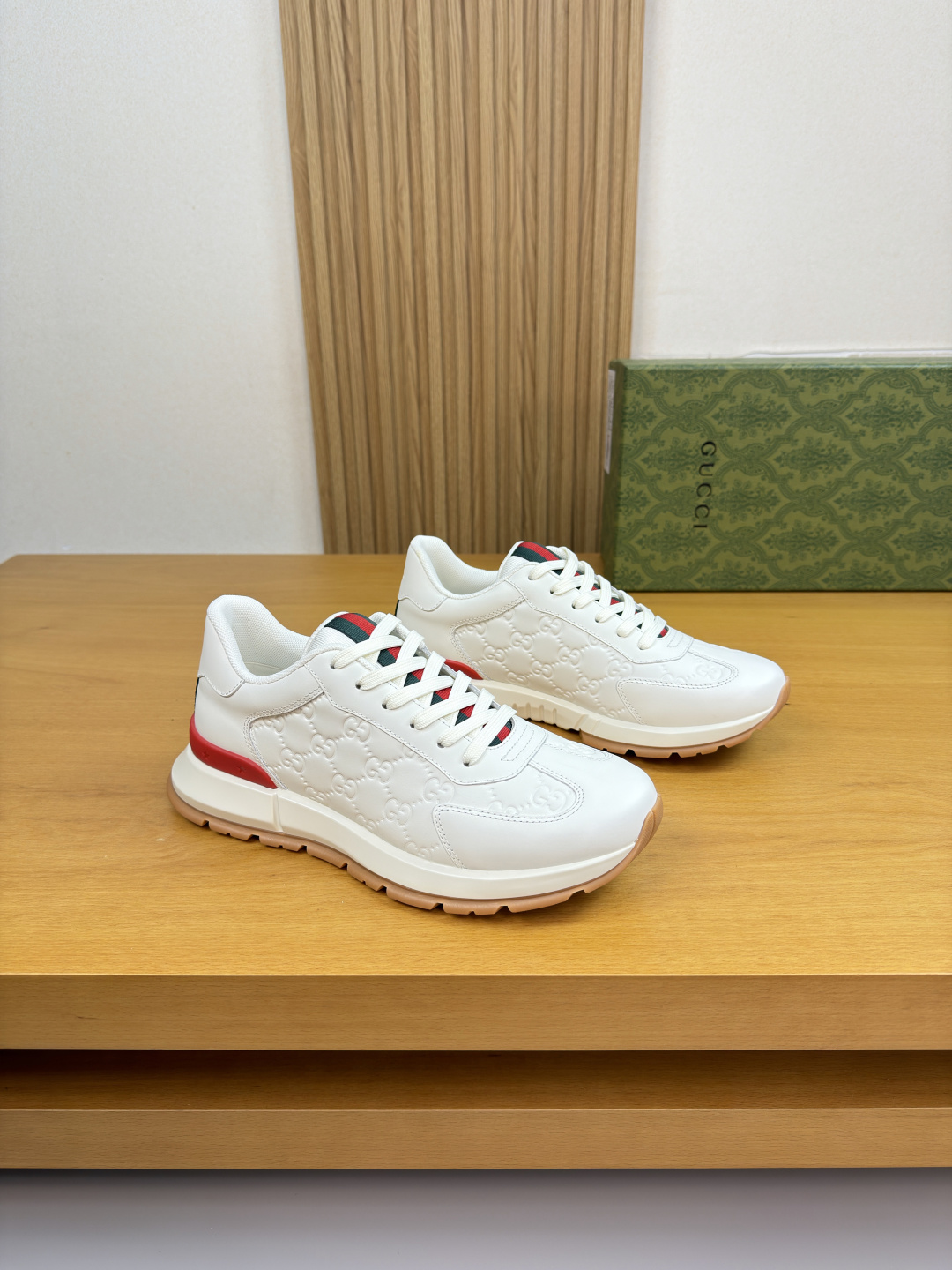 구찌(GUCCI) 하이엔드 엠보 로고 캐주얼 스니커즈 신발