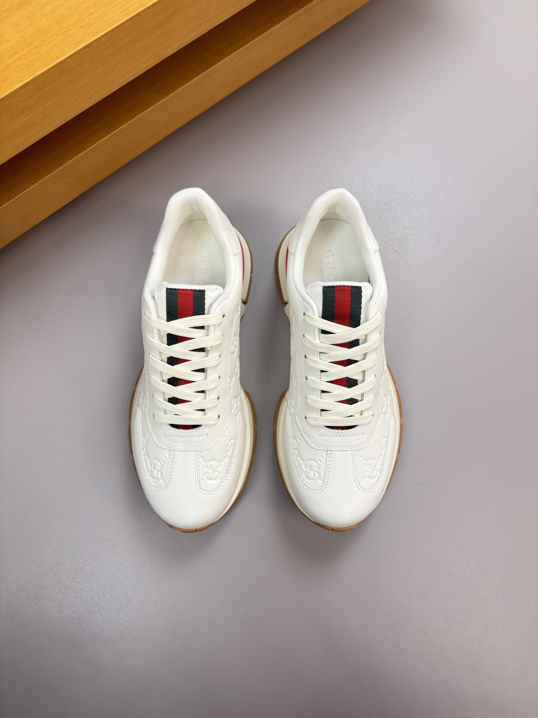 구찌(GUCCI) 하이엔드 엠보 로고 캐주얼 스니커즈 신발