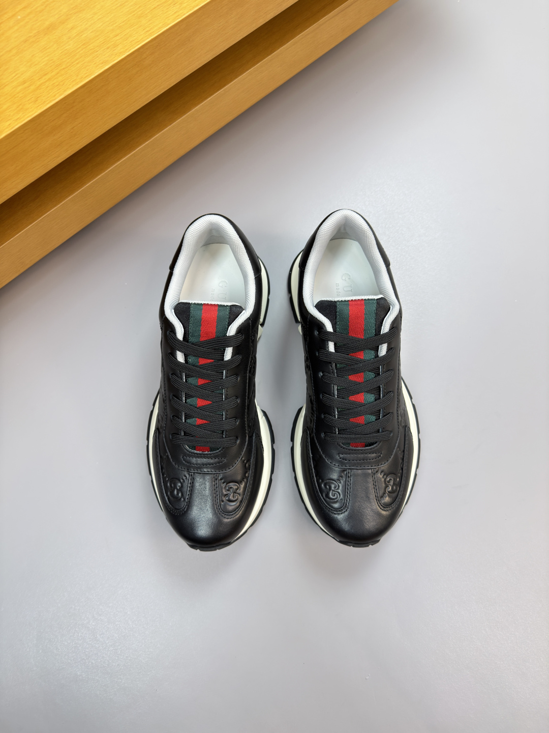 구찌(GUCCI) 하이엔드 엠보 로고 캐주얼 스니커즈 신발