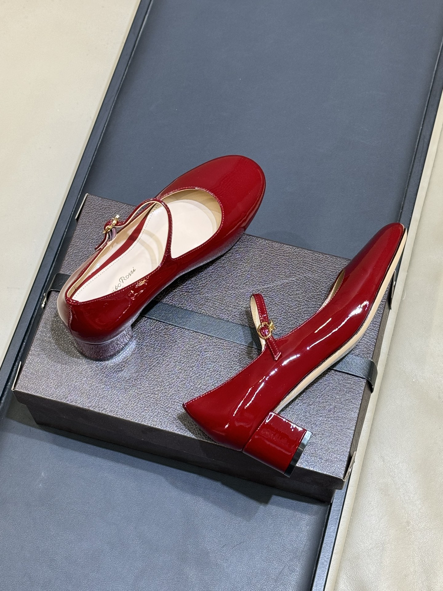 지안비토 로시(Gianvito Rossi) 메리제인 힐 신발