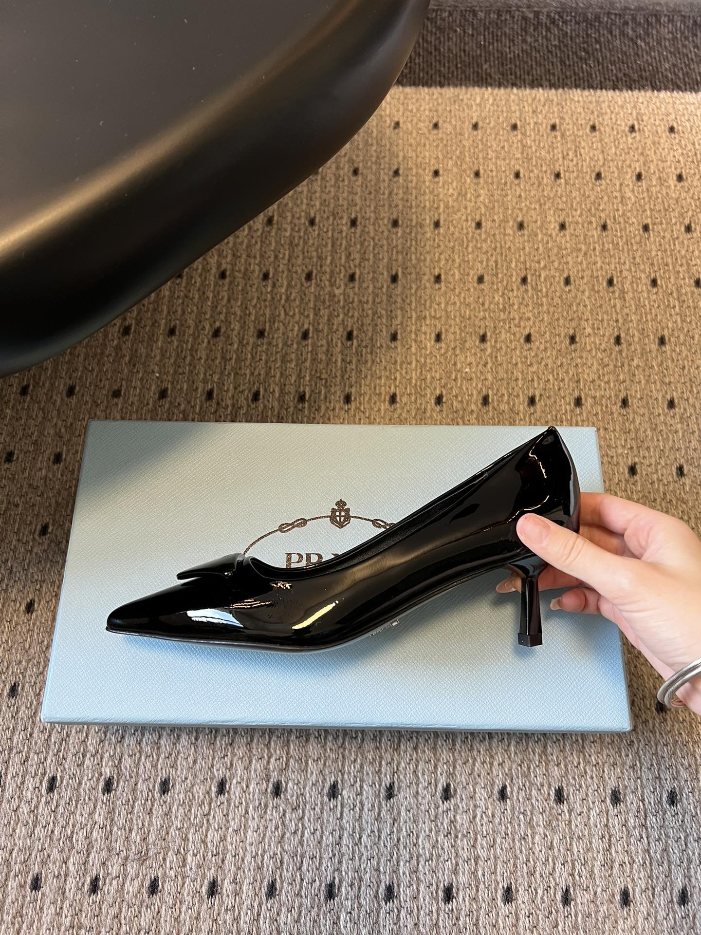 프라다(PRADA) 토 미드힐 펌프스 신발