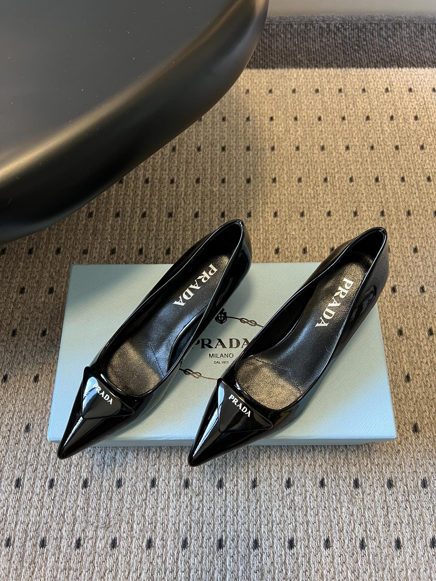 프라다(PRADA) 토 미드힐 펌프스 신발