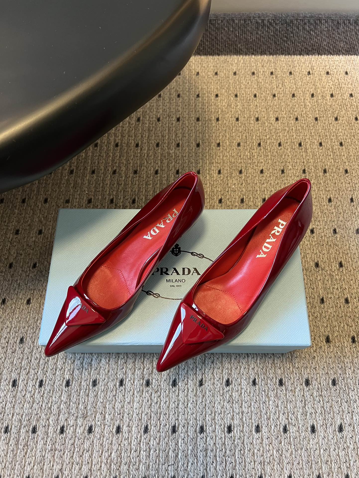 프라다(PRADA) 토 미드힐 펌프스 신발