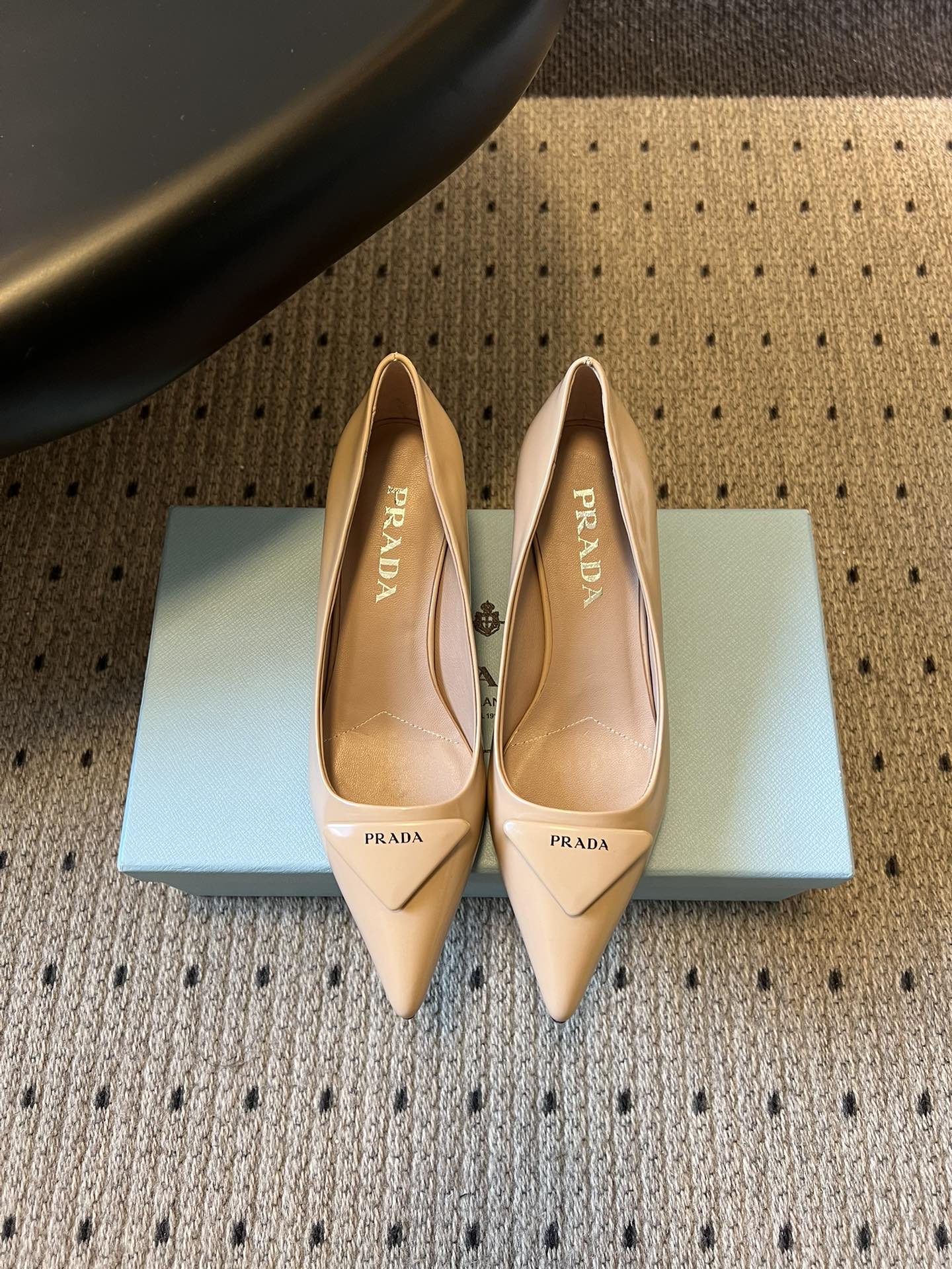 프라다(PRADA) 토 미드힐 펌프스 신발