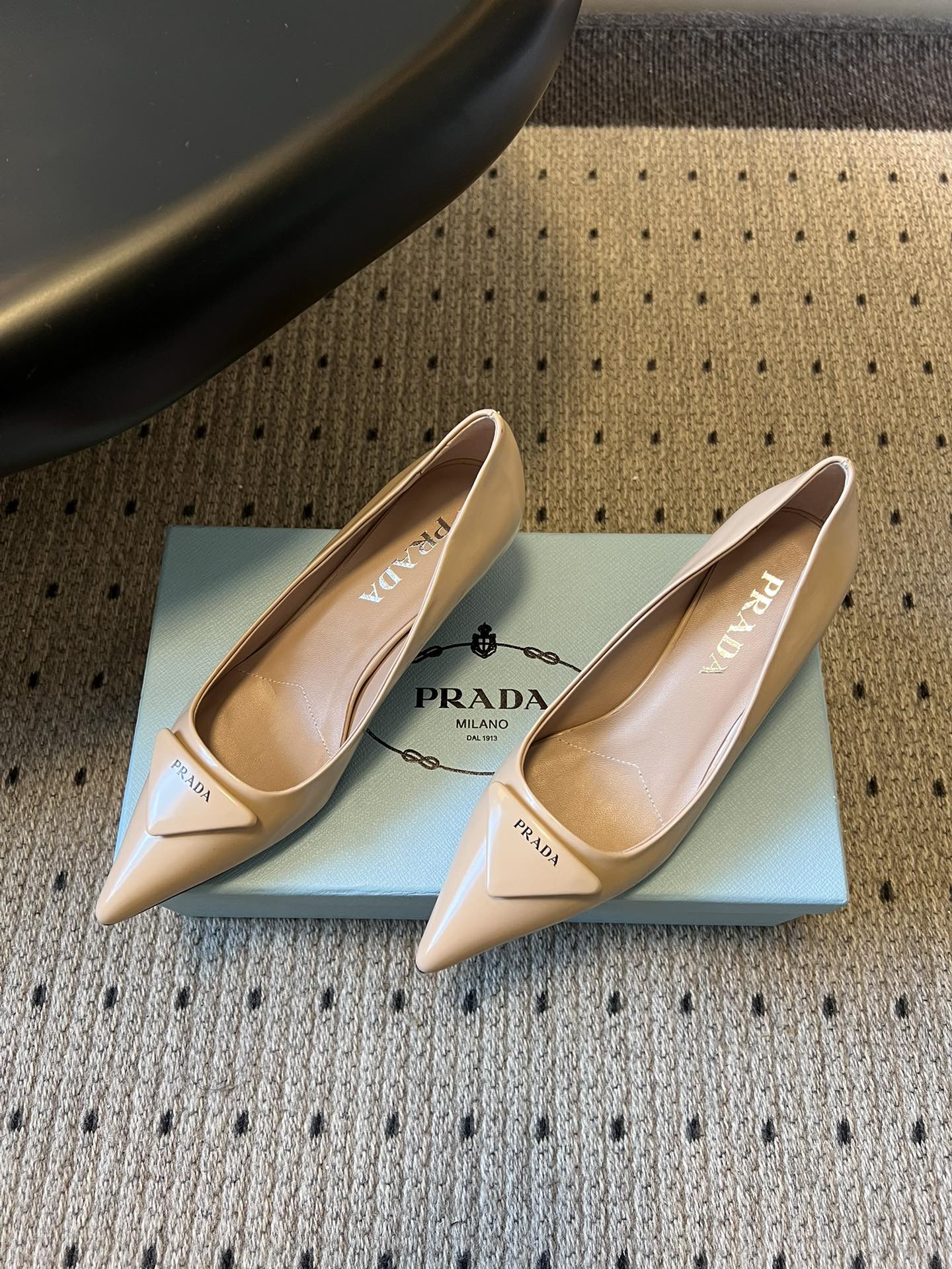 프라다(PRADA) 토 미드힐 펌프스 신발