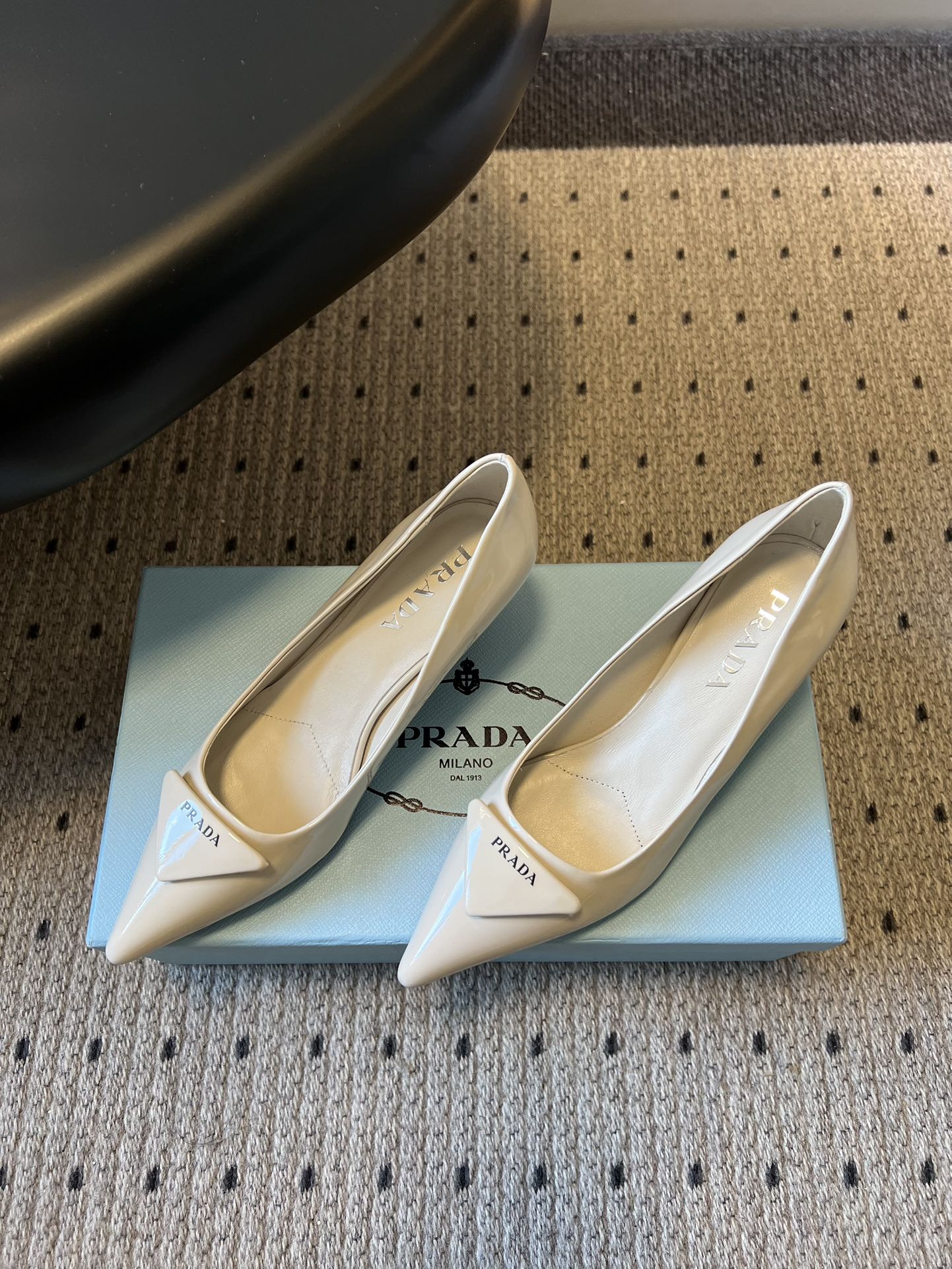 프라다(PRADA) 토 미드힐 펌프스 신발