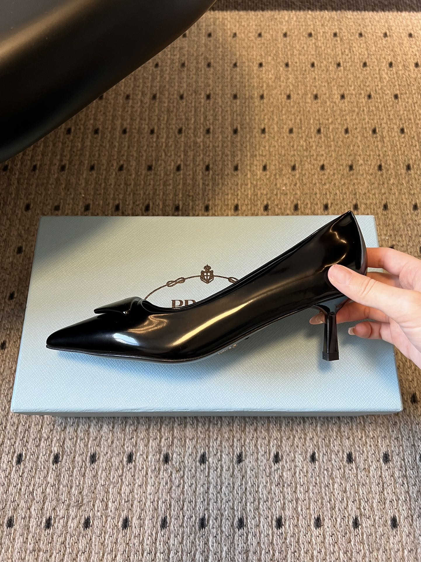 프라다(PRADA) 토 미드힐 펌프스 신발