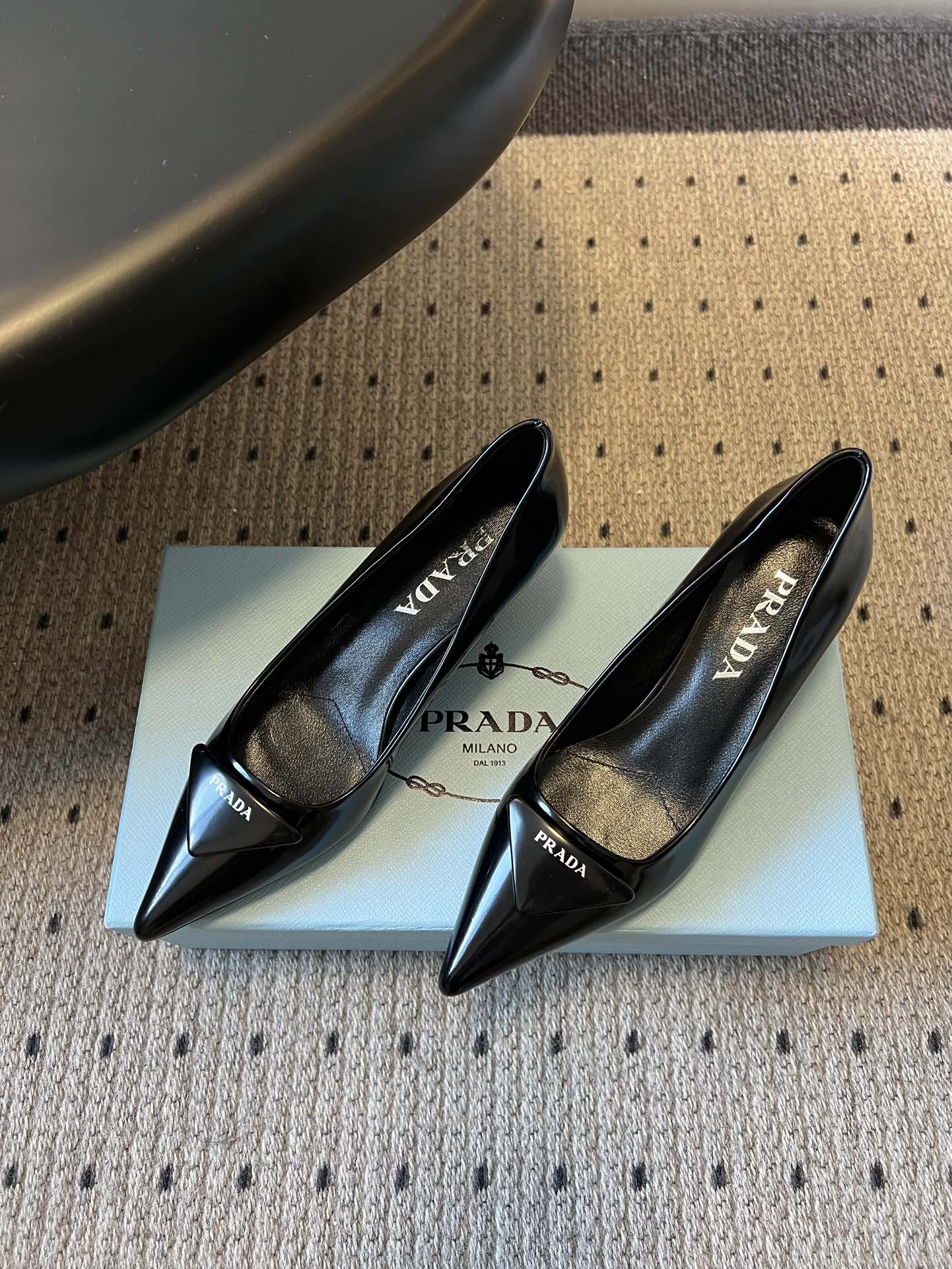 프라다(PRADA) 토 미드힐 펌프스 신발