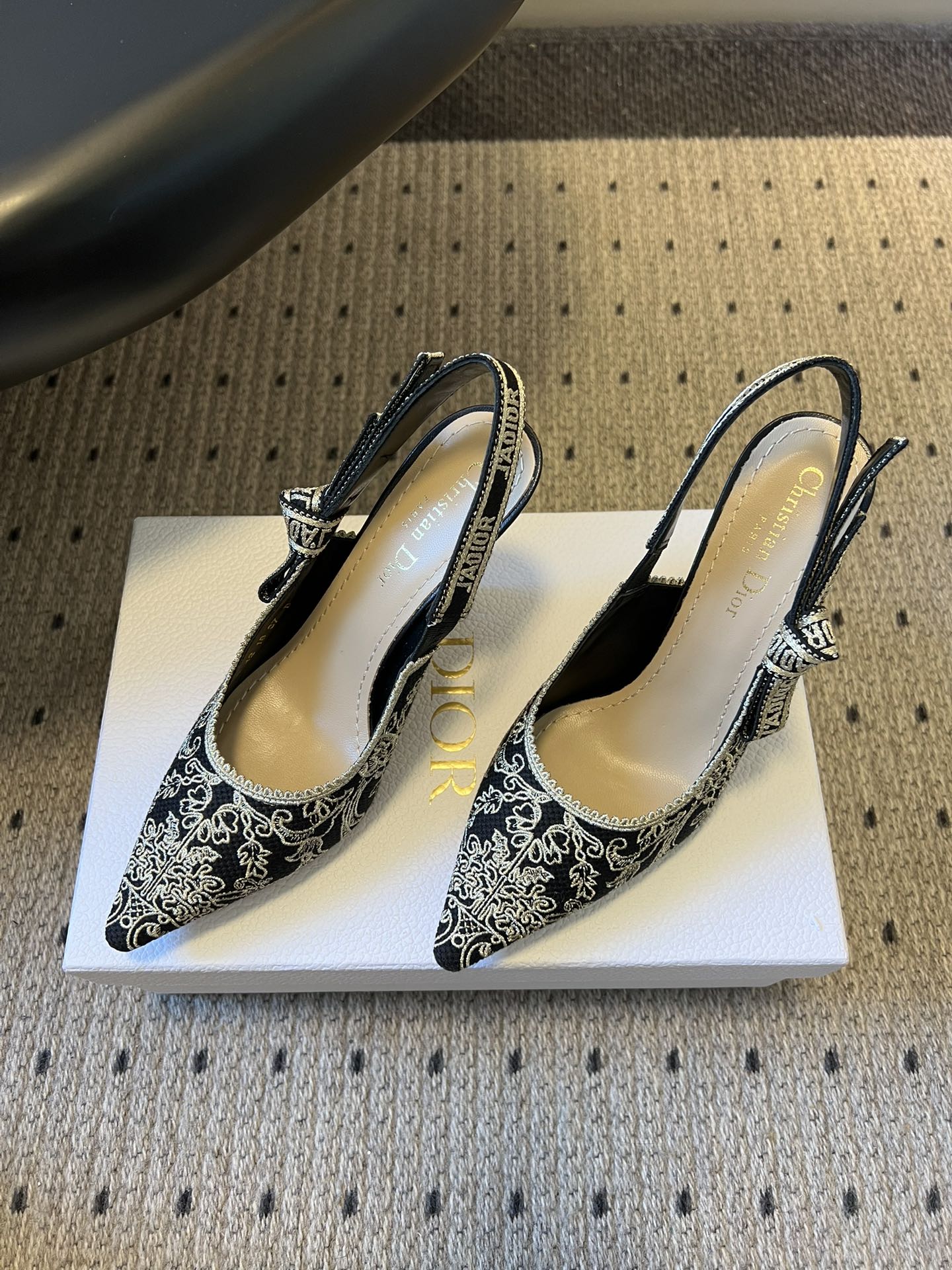 디올(DIOR) 포인티드 토 리본 하이힐 신발