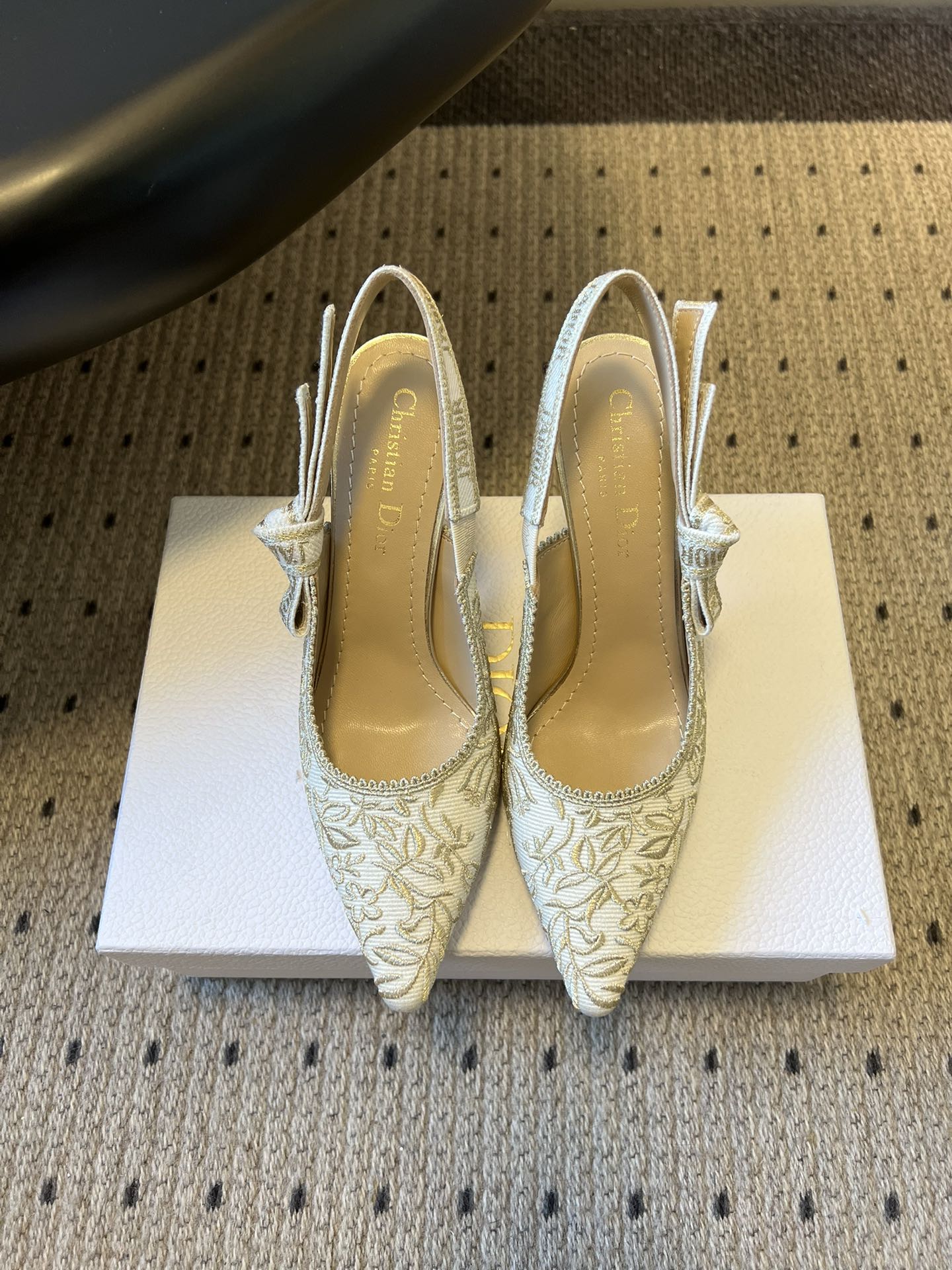 디올(DIOR) 포인티드 토 리본 하이힐 신발