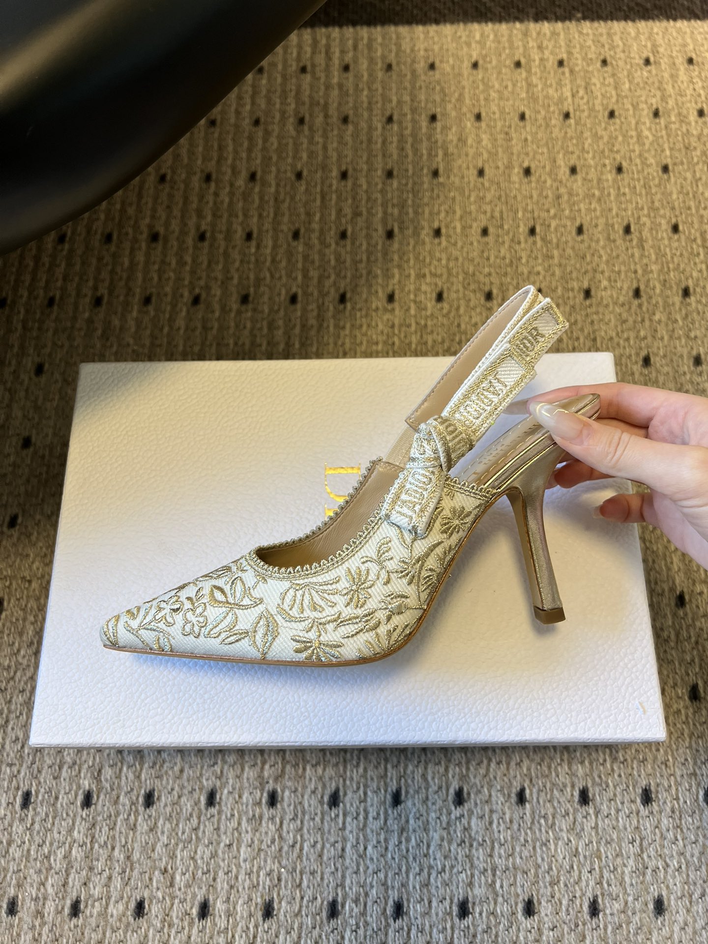 디올(DIOR) 포인티드 토 리본 하이힐 신발