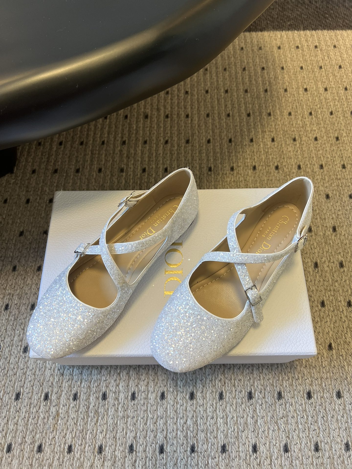 디올(DIOR) 크로스 스트랩 플랫 메리제인 슈즈 신발