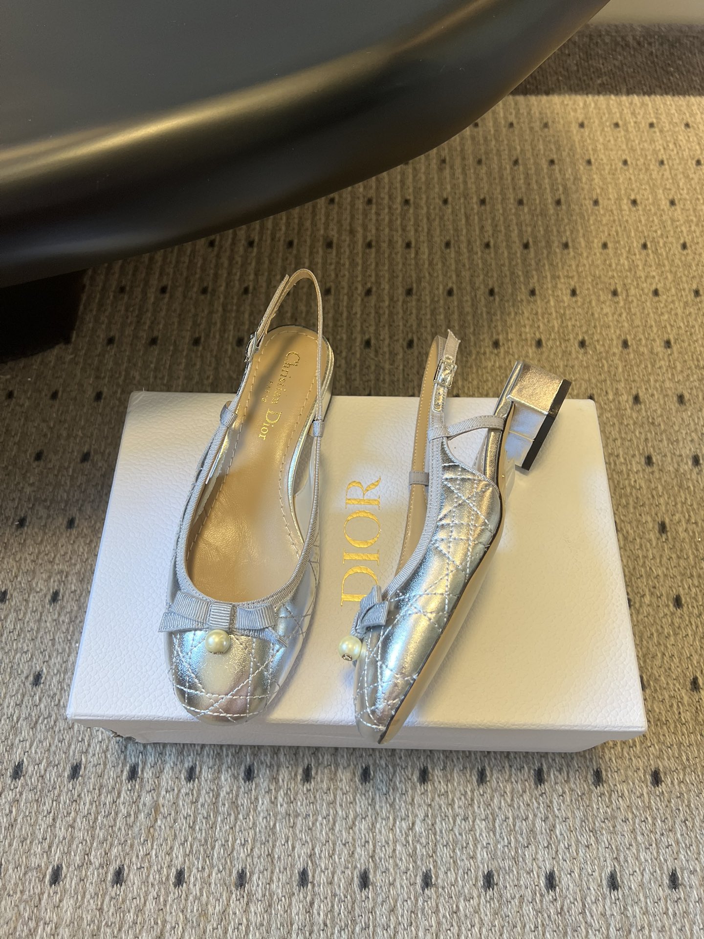 디올(DIOR) 리본 슬링백 로우힐 신발