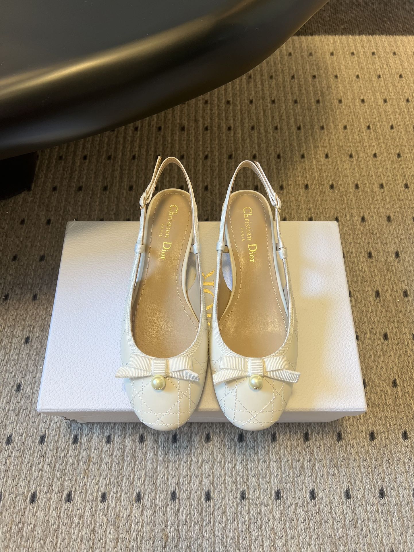 디올(DIOR) 리본 슬링백 로우힐 신발