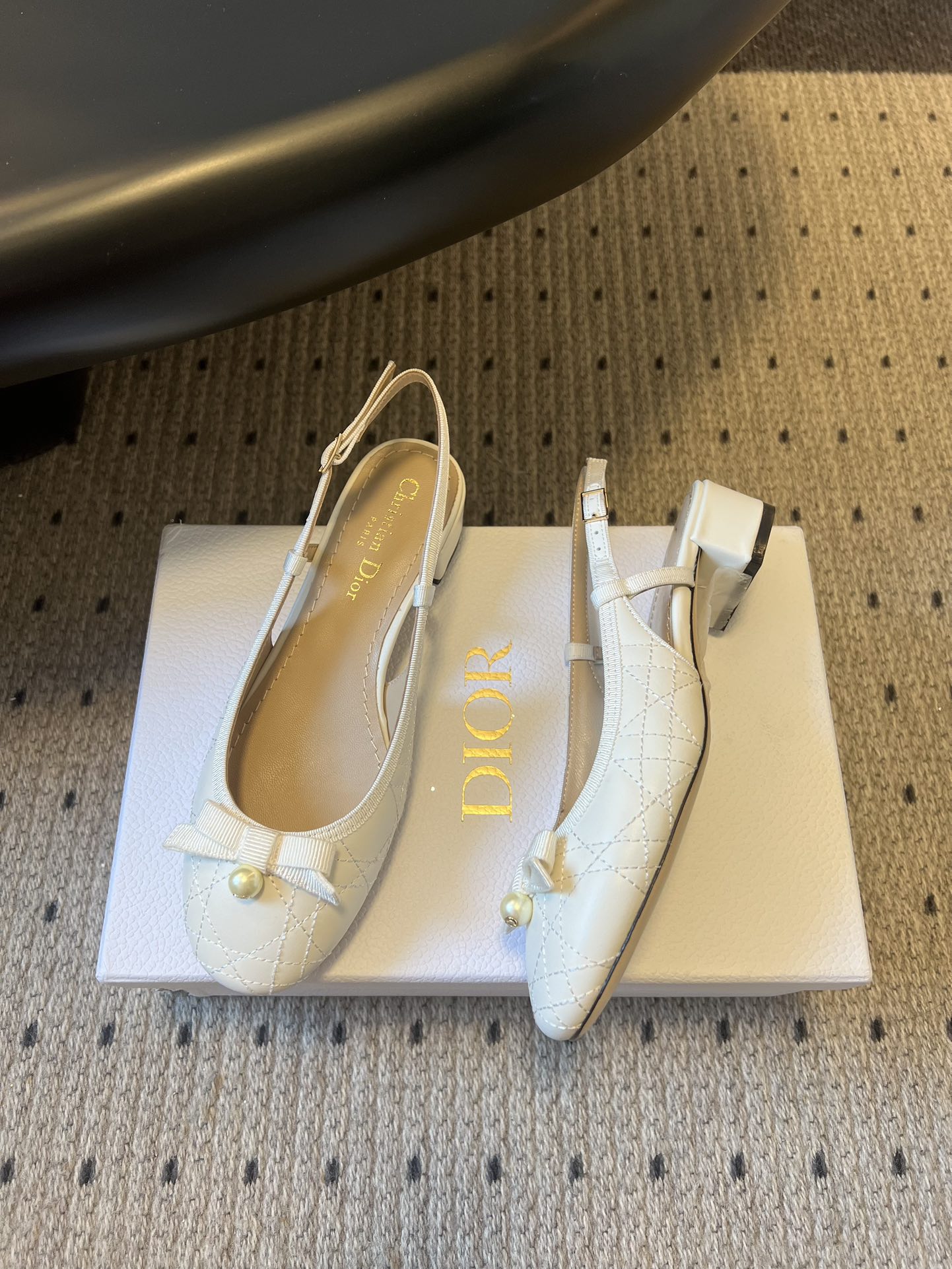 디올(DIOR) 리본 슬링백 로우힐 신발