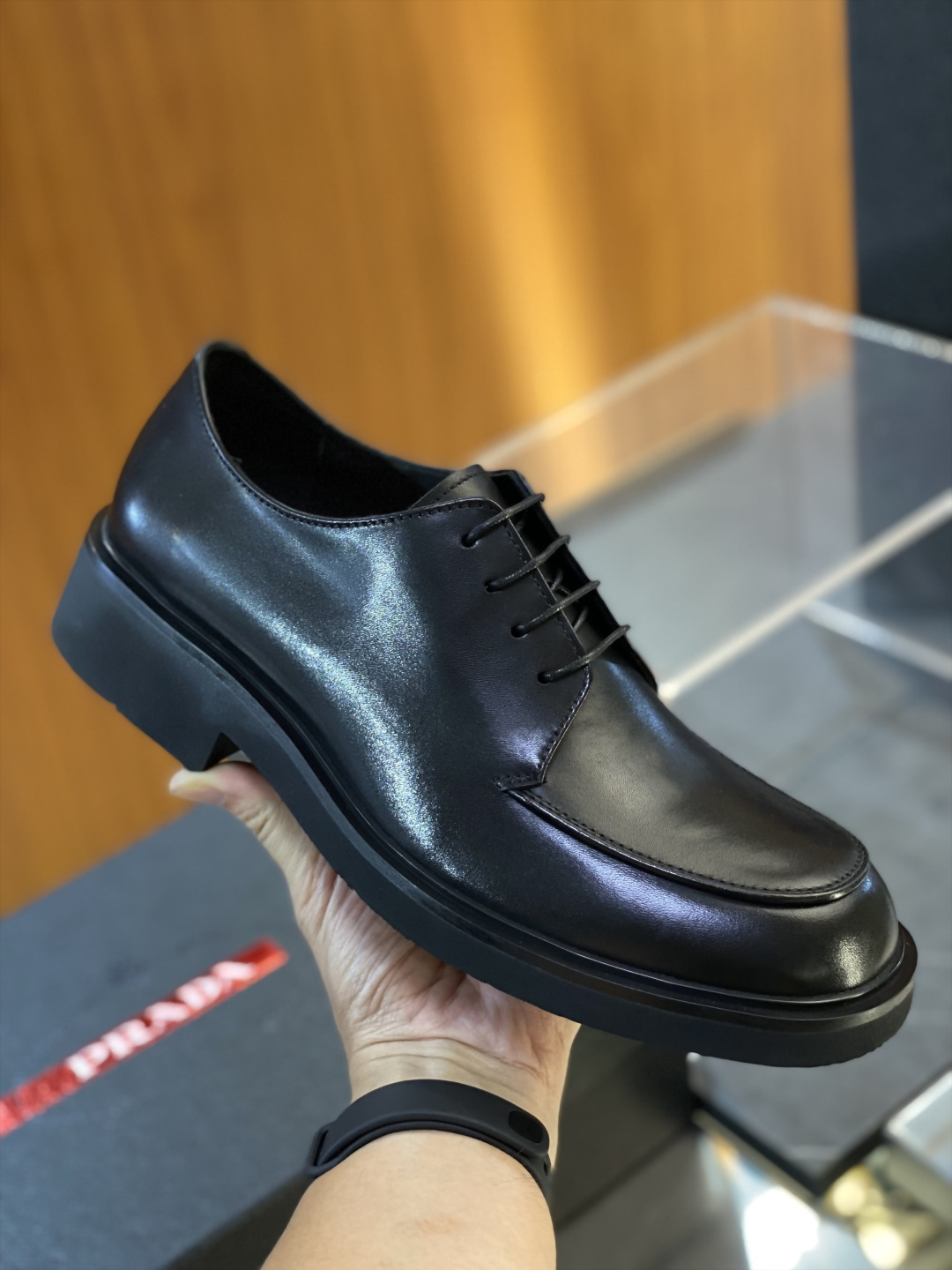 프라다(PRADA) 에나멜 메탈 로고 더비/로퍼 구두 신발