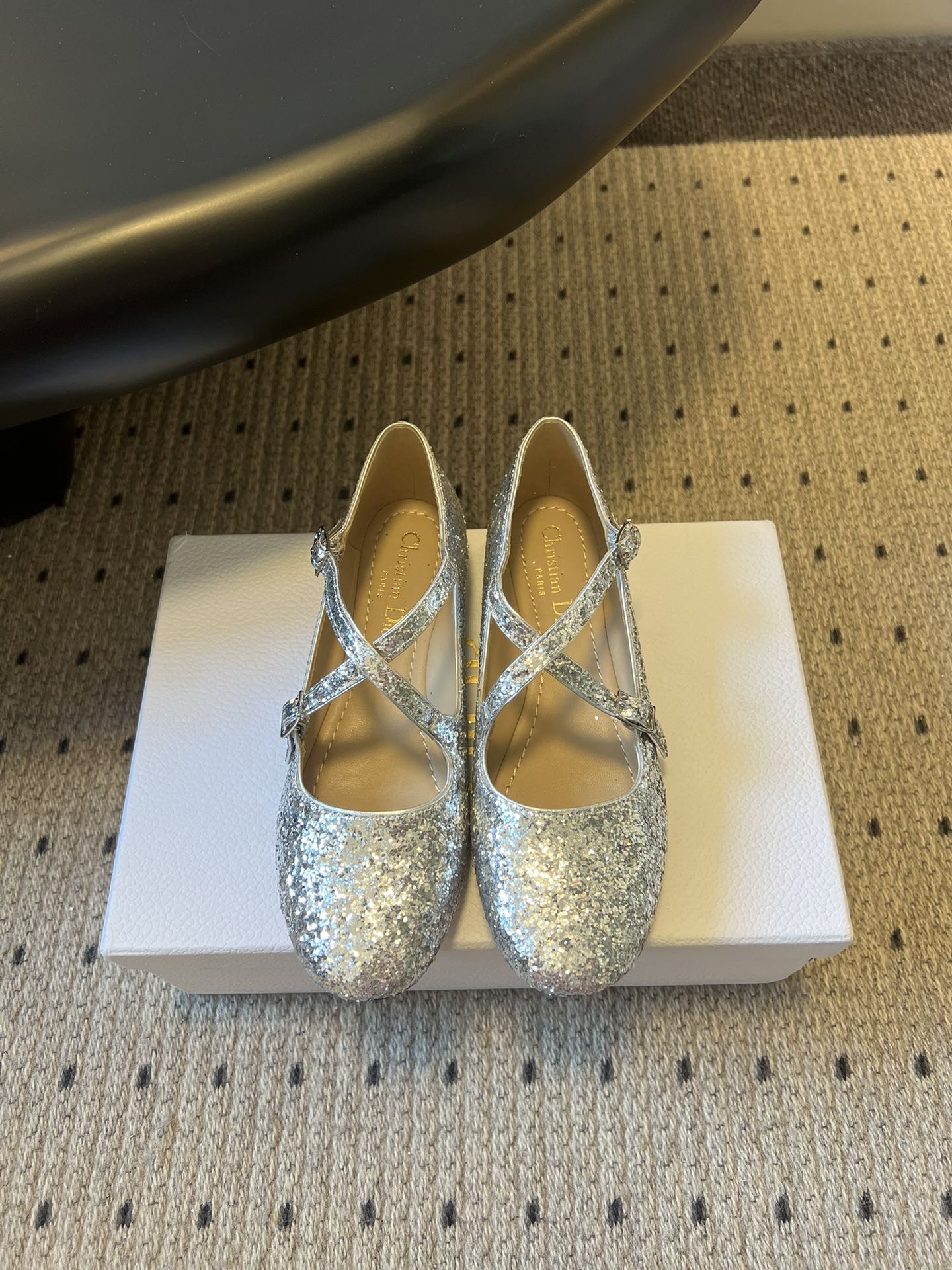 디올(DIOR) 크로스 스트랩 플랫 메리제인 슈즈 신발