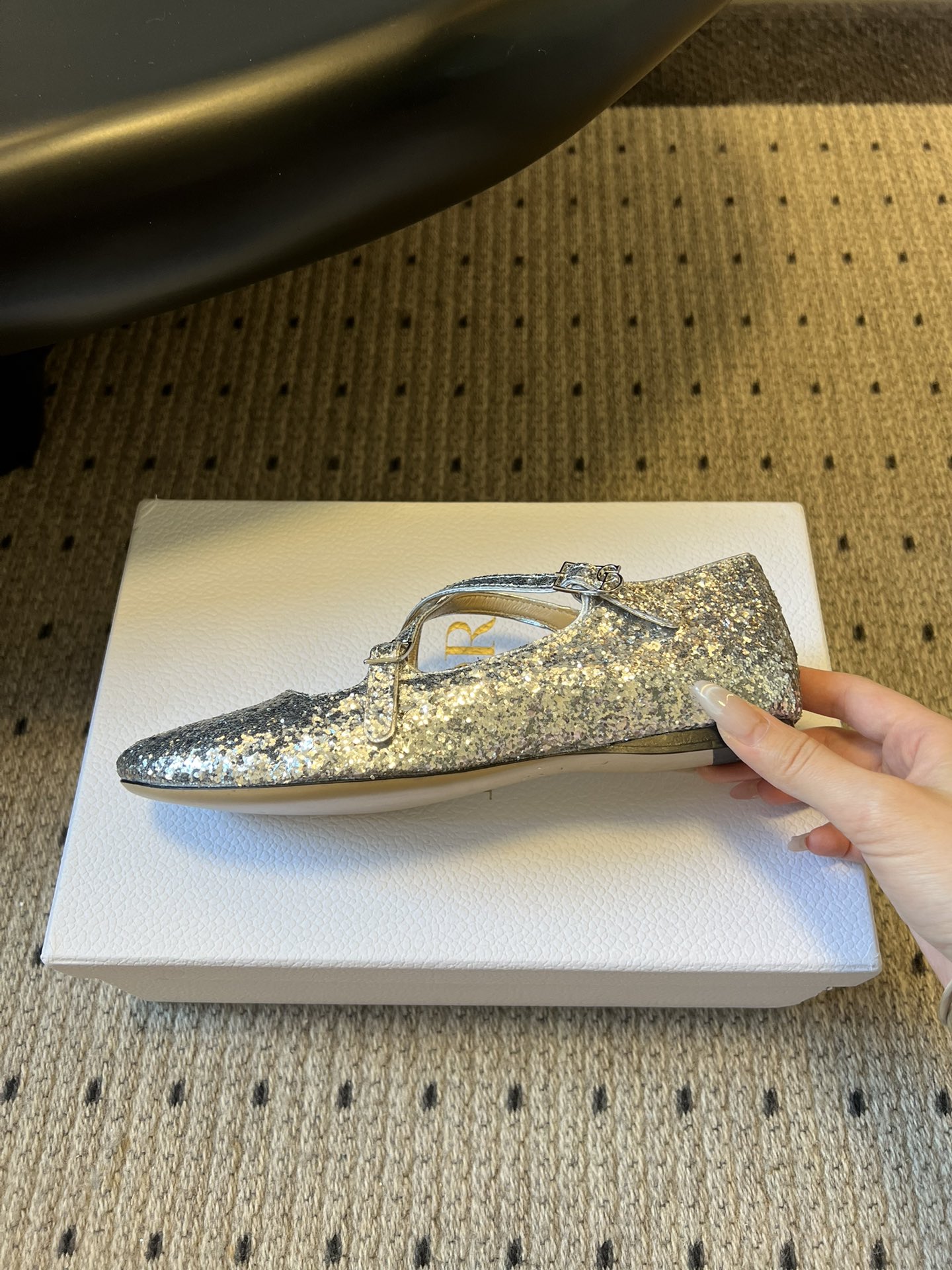 디올(DIOR) 크로스 스트랩 플랫 메리제인 슈즈 신발