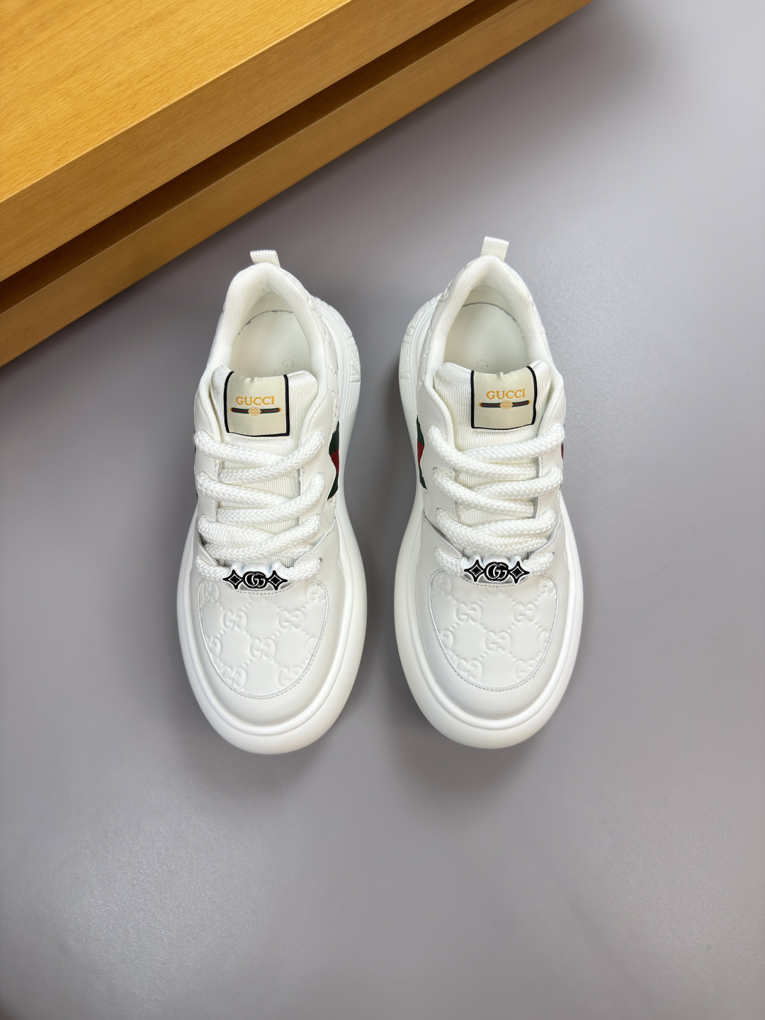 구찌(GUCCI) 하이엔드 엠보 로고 스니커즈 신발