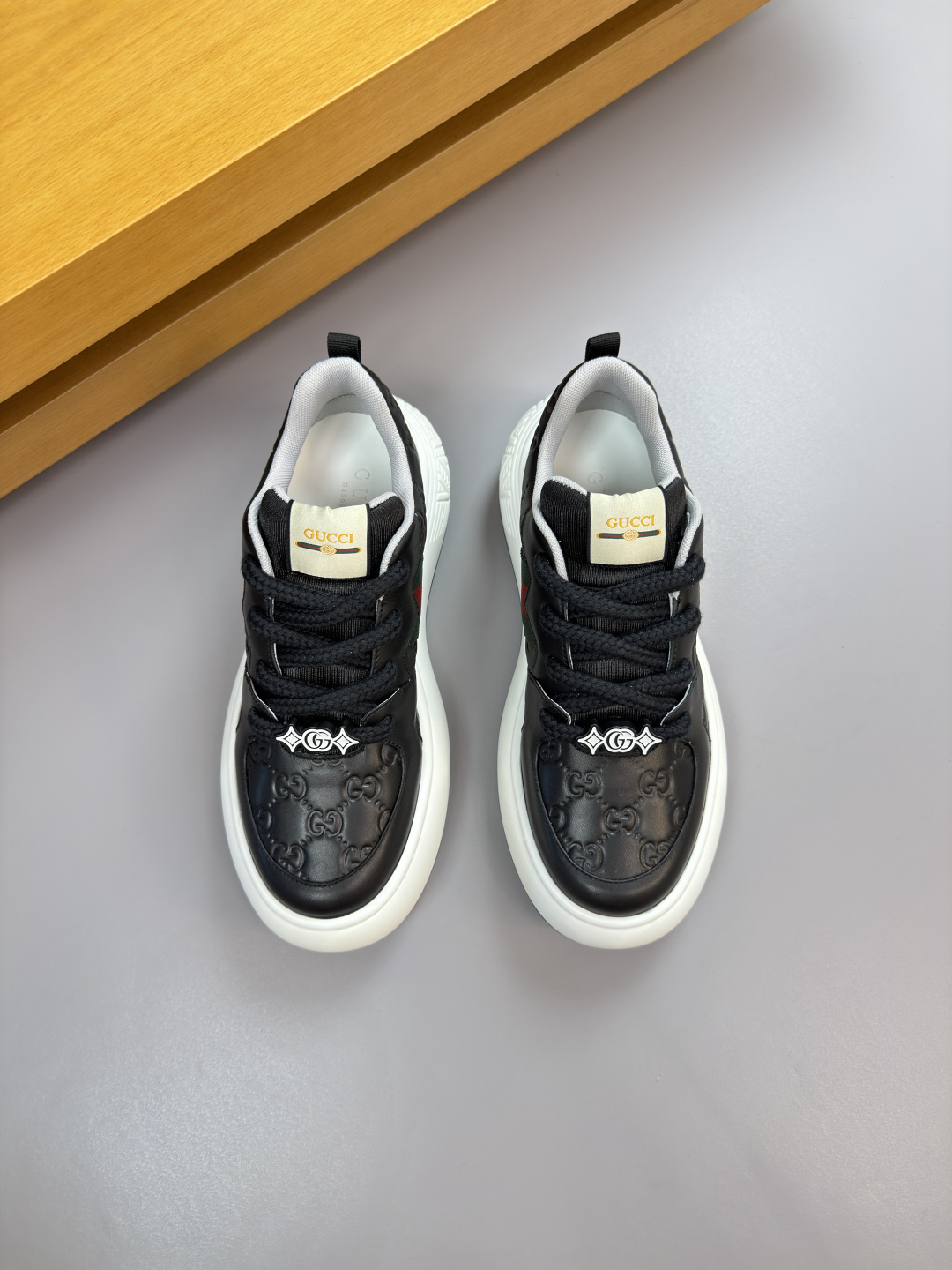 구찌(GUCCI) 하이엔드 엠보 로고 스니커즈 신발