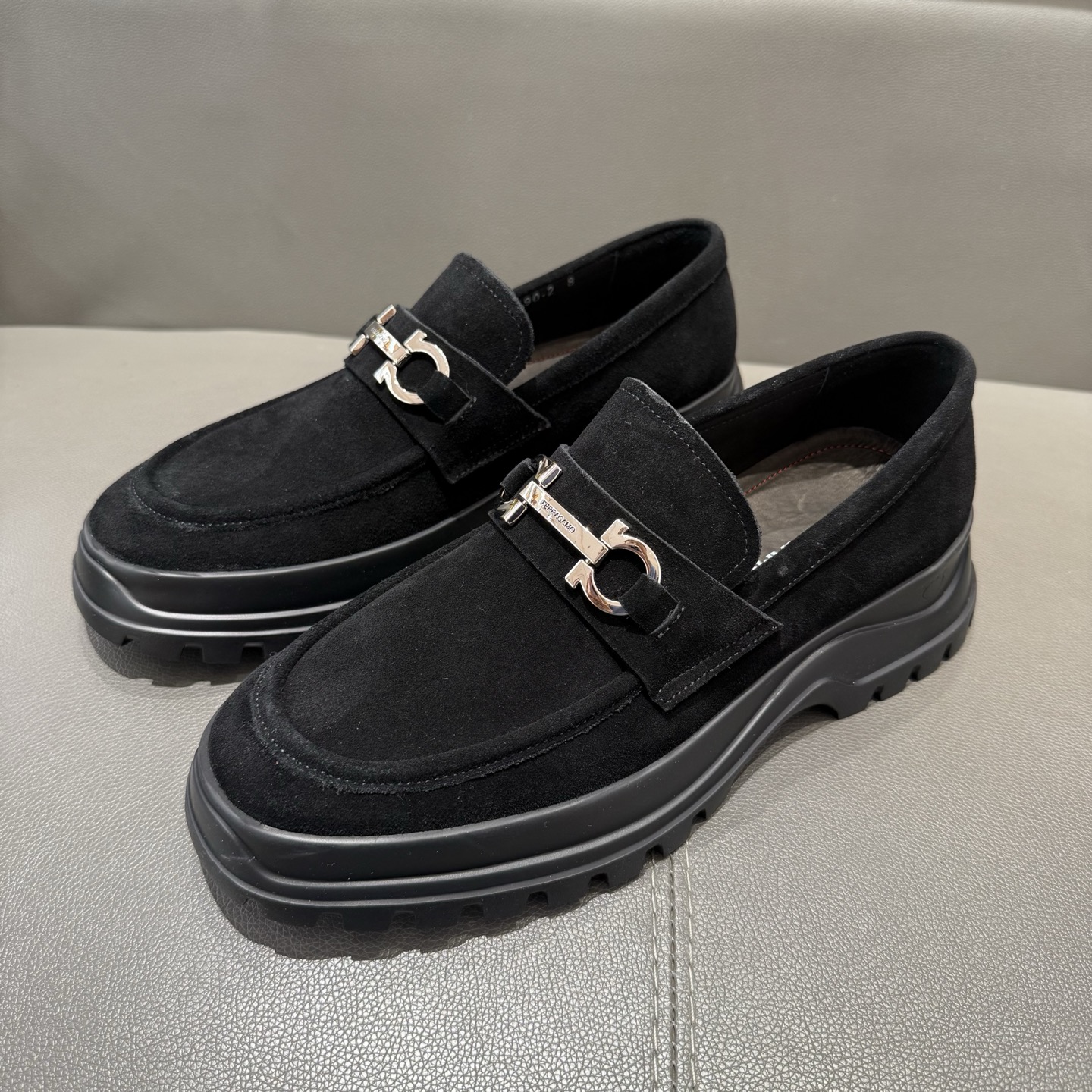 페라가모(Ferragamo) 간치니 튜블러 모카신 로퍼 구두 신발