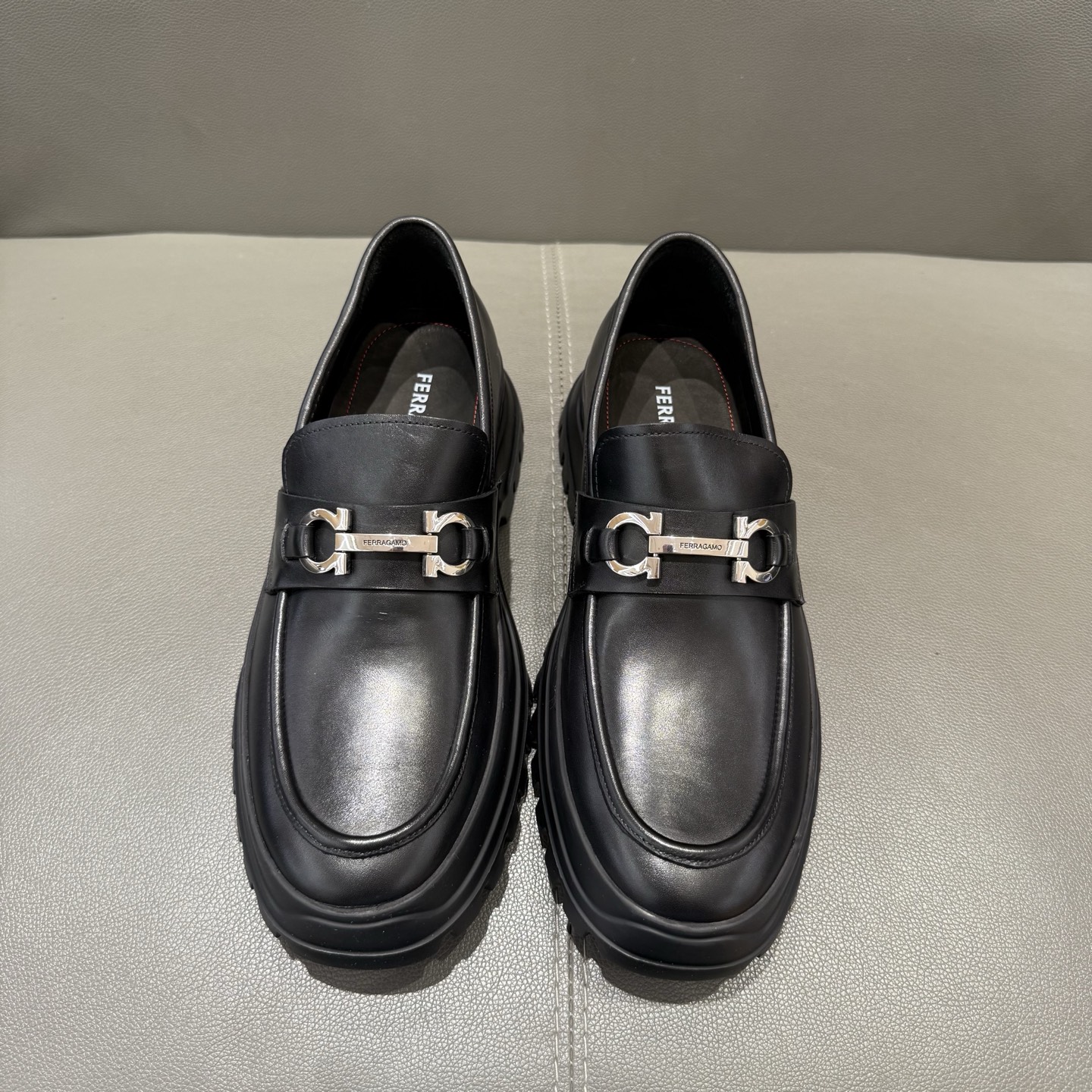 페라가모(Ferragamo) 간치니 튜블러 모카신 로퍼 구두 신발