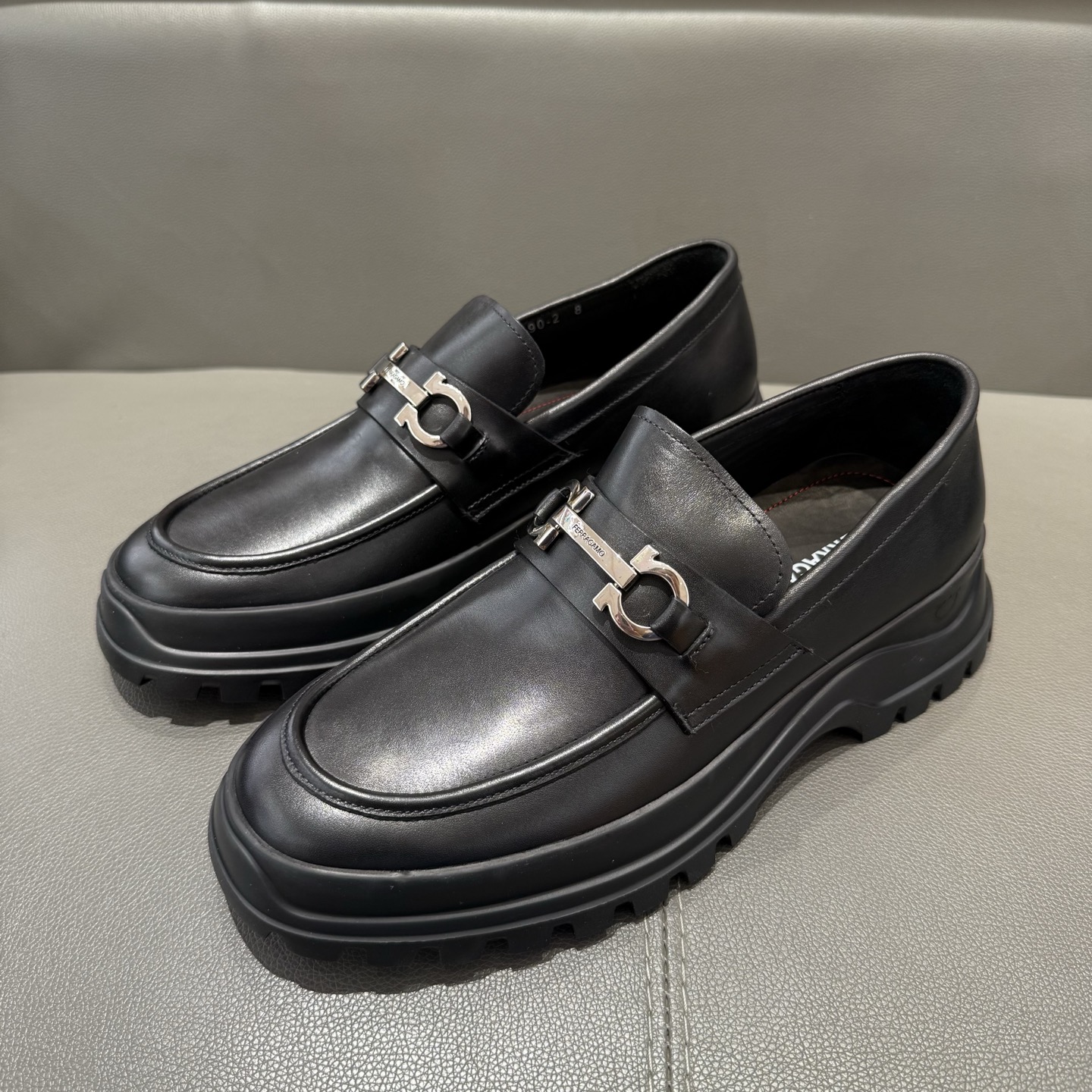 페라가모(Ferragamo) 간치니 튜블러 모카신 로퍼 구두 신발