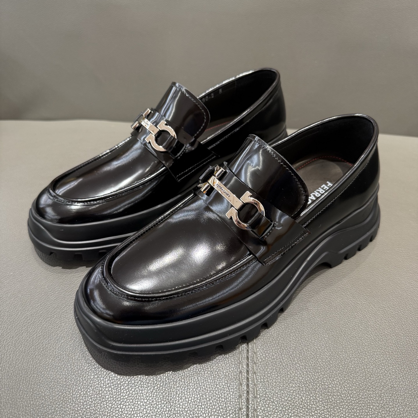 페라가모(Ferragamo) 간치니 튜블러 모카신 로퍼 구두 신발