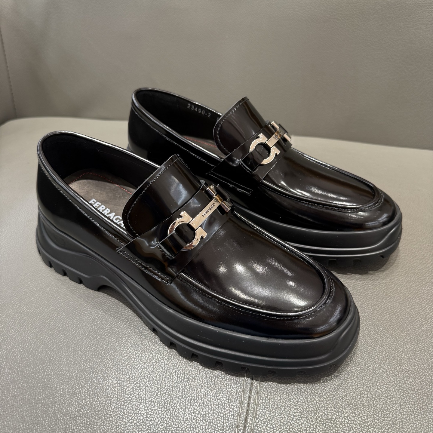 페라가모(Ferragamo) 간치니 튜블러 모카신 로퍼 구두 신발