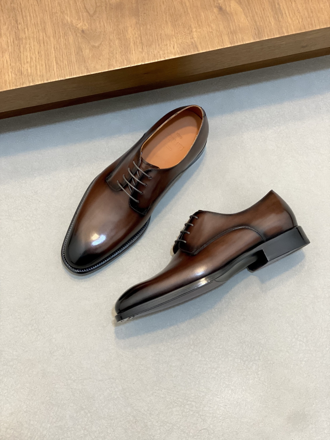 벨루티(Berluti) 하이엔드 수작업 파티나 드레스 슈즈 구두 신발