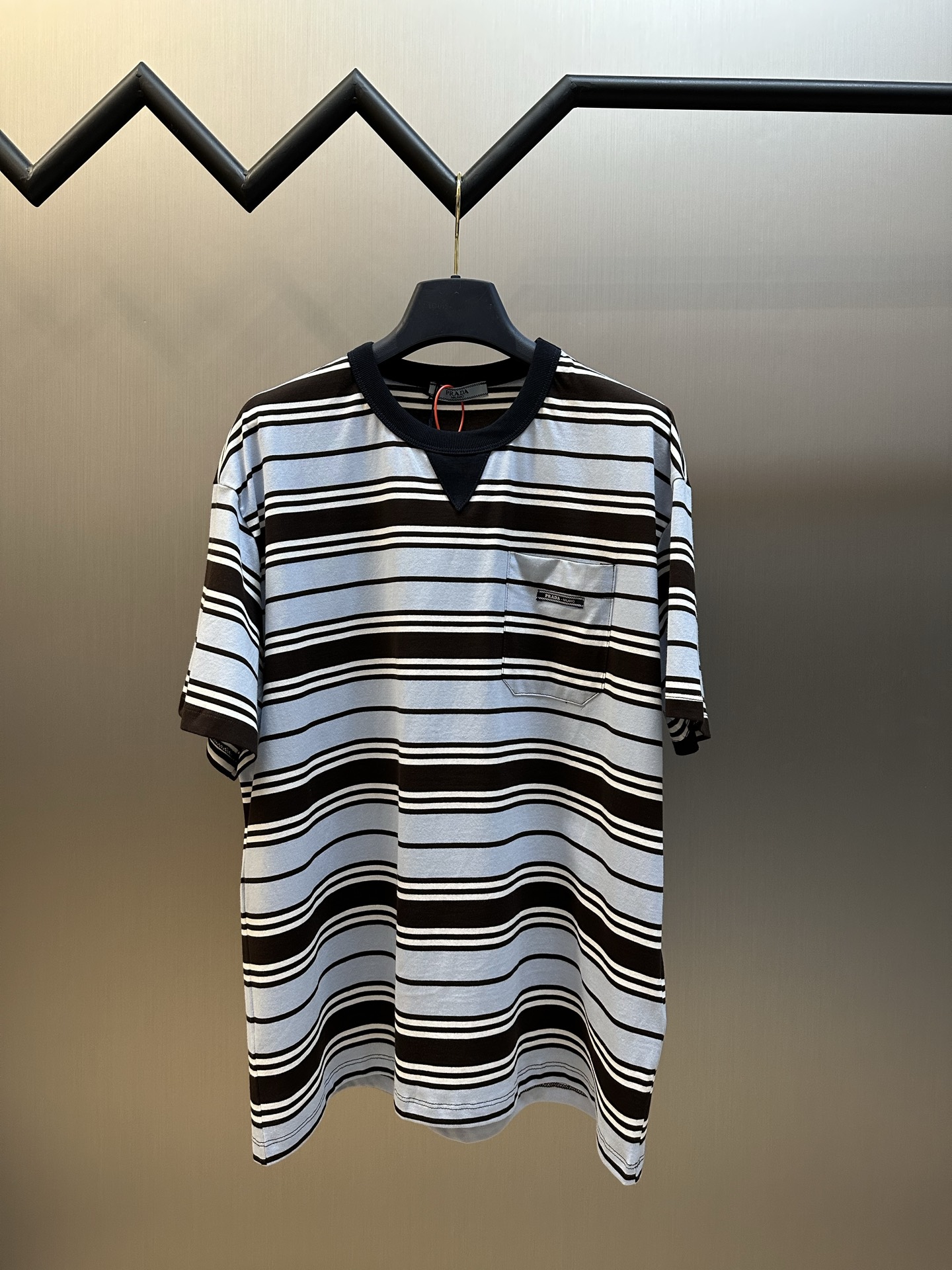 프라다(PRADA) 스트라이프 포켓 반팔 티셔츠 의류