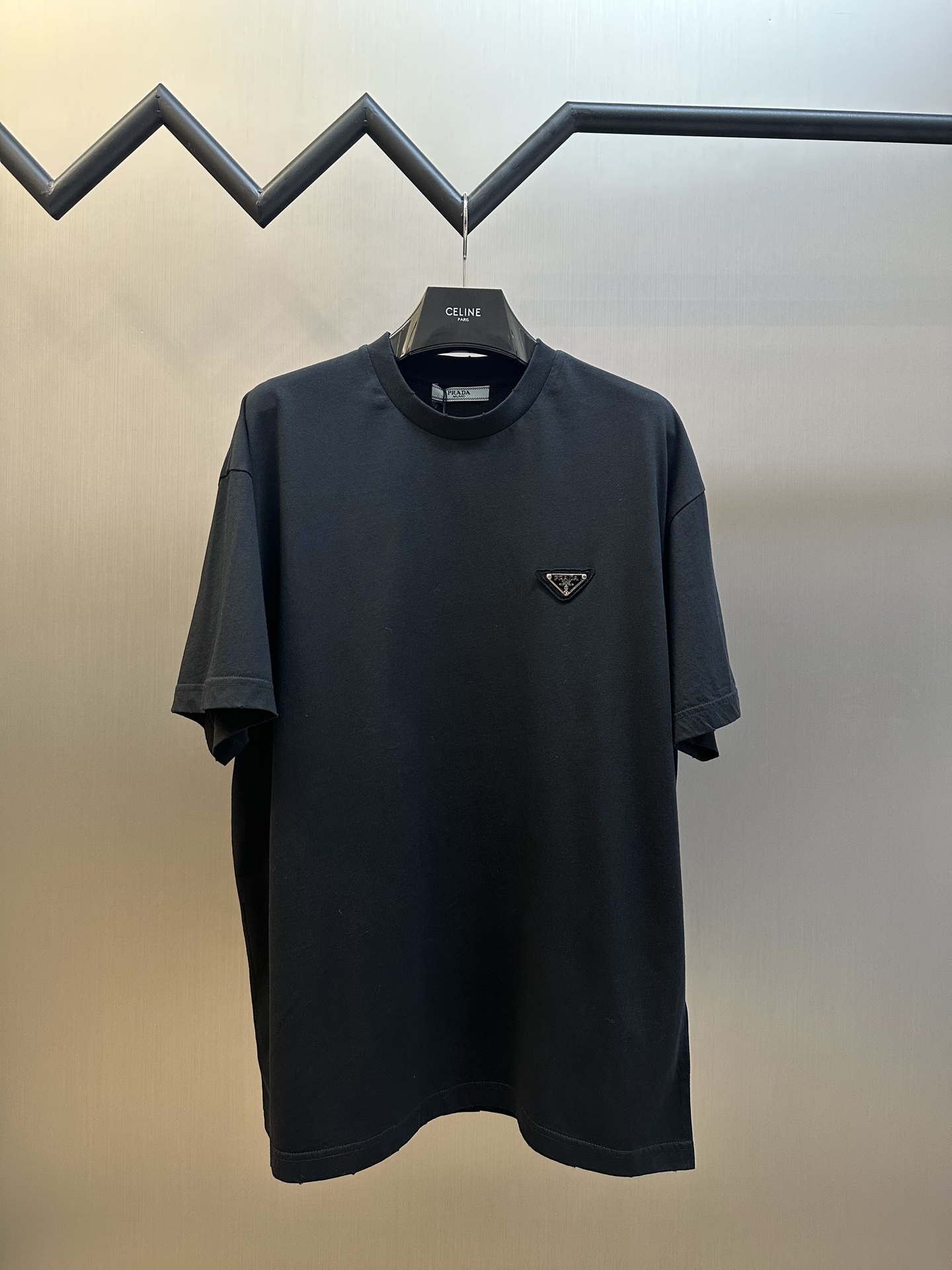 프라다(PRADA) 메탈 로고 라운드넥 반팔 의류