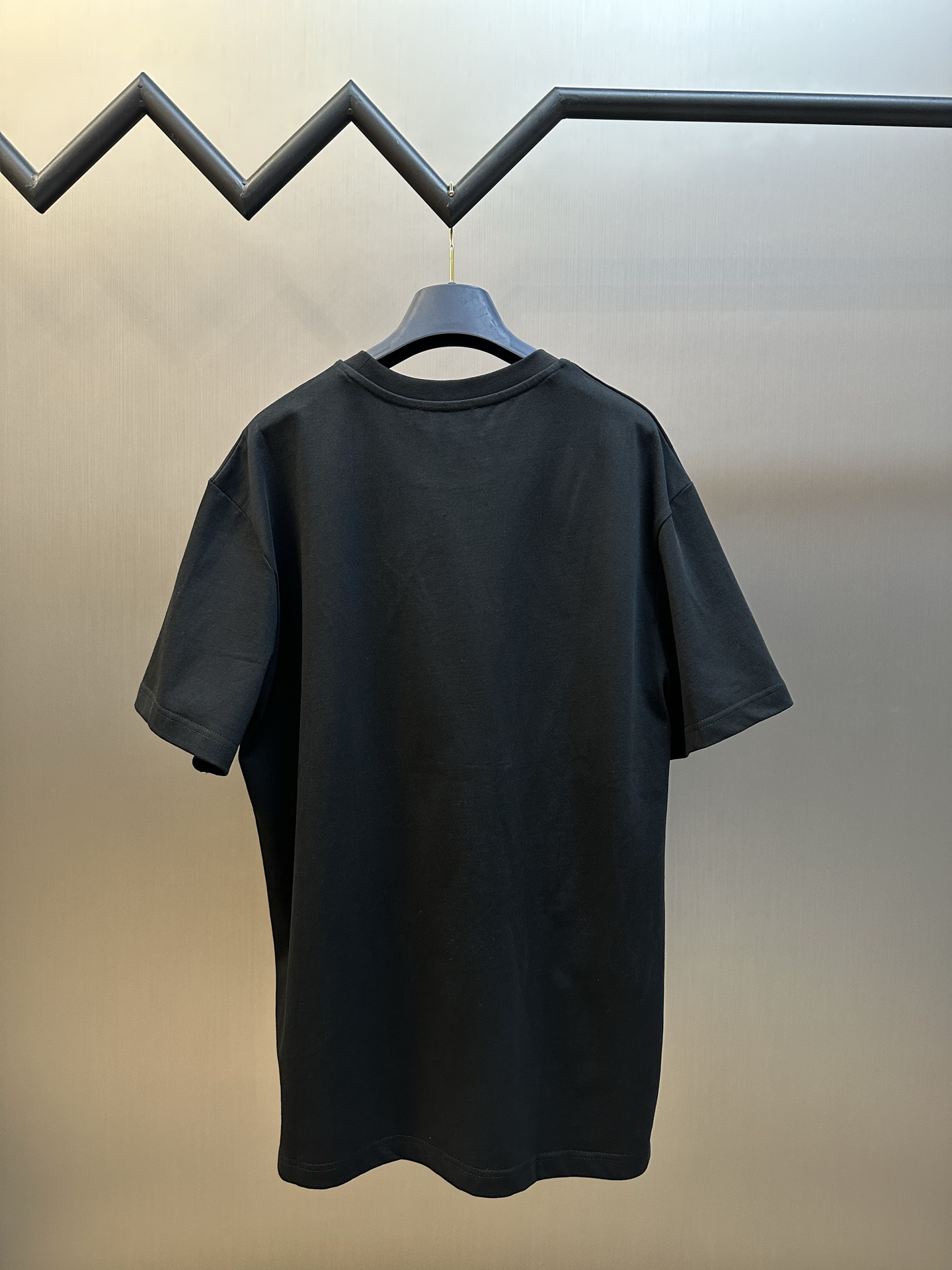 루이비통(LV) 시그니처 로고 자수 반팔 티셔츠 의류