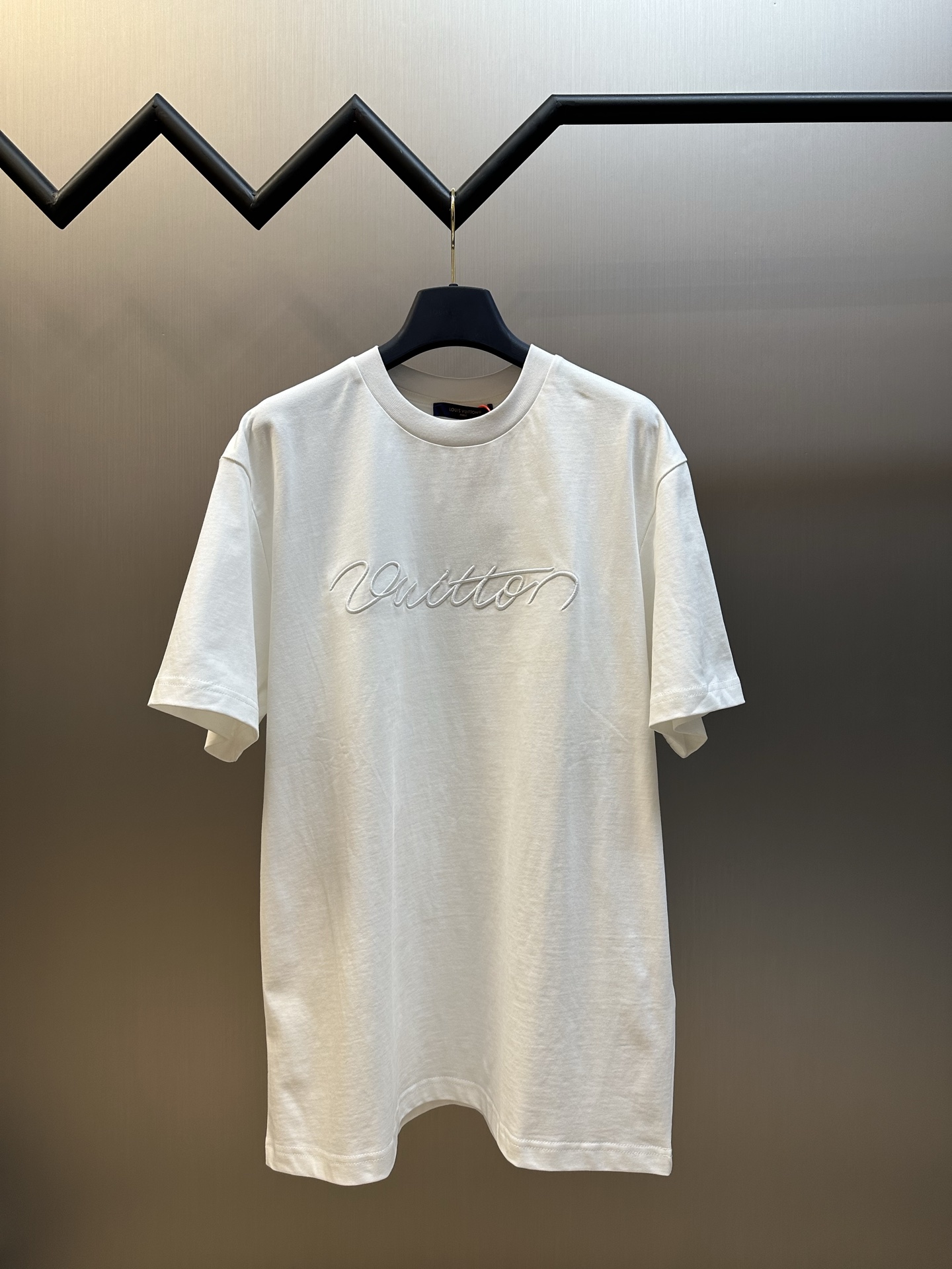 루이비통(LV) 시그니처 로고 자수 반팔 티셔츠 의류