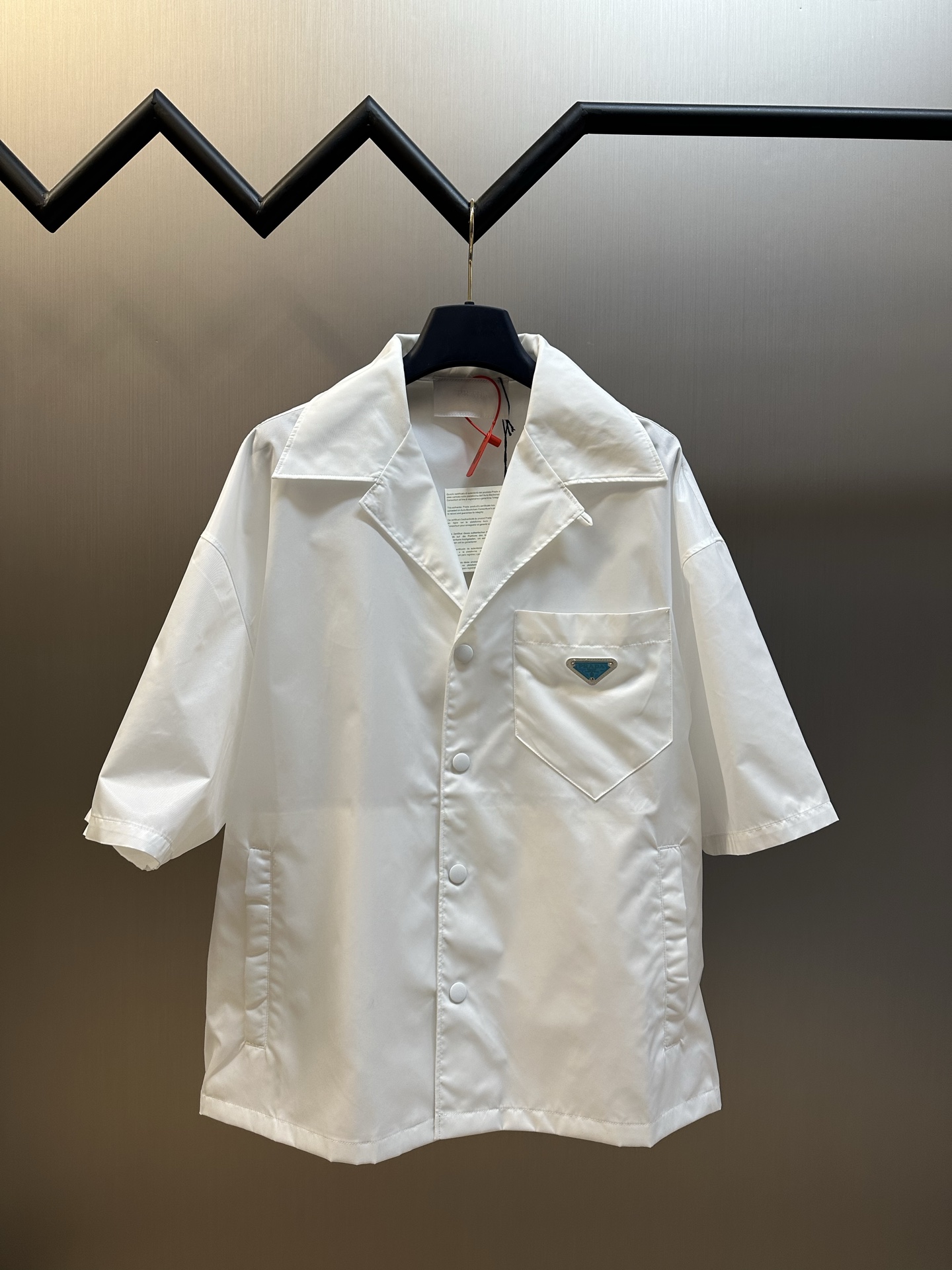 프라다(PRADA) 삼각 로고 반팔 셔츠 의류