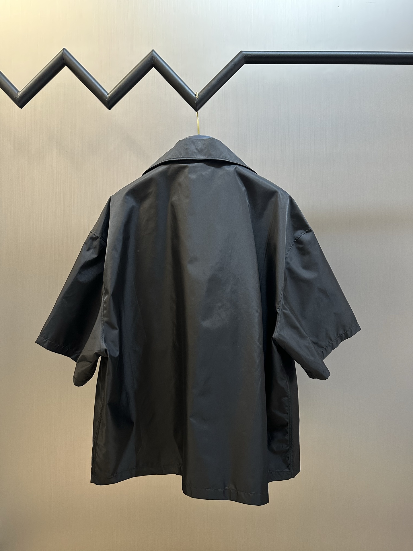 프라다(PRADA) 삼각 로고 반팔 셔츠 의류