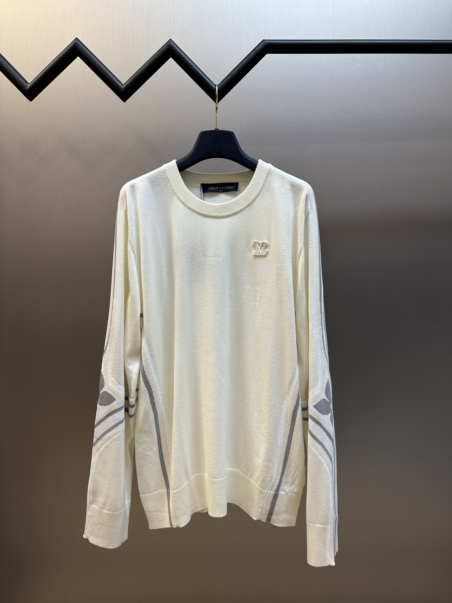 루이비통(LV) 레터링·소매 플라워 니트 의류