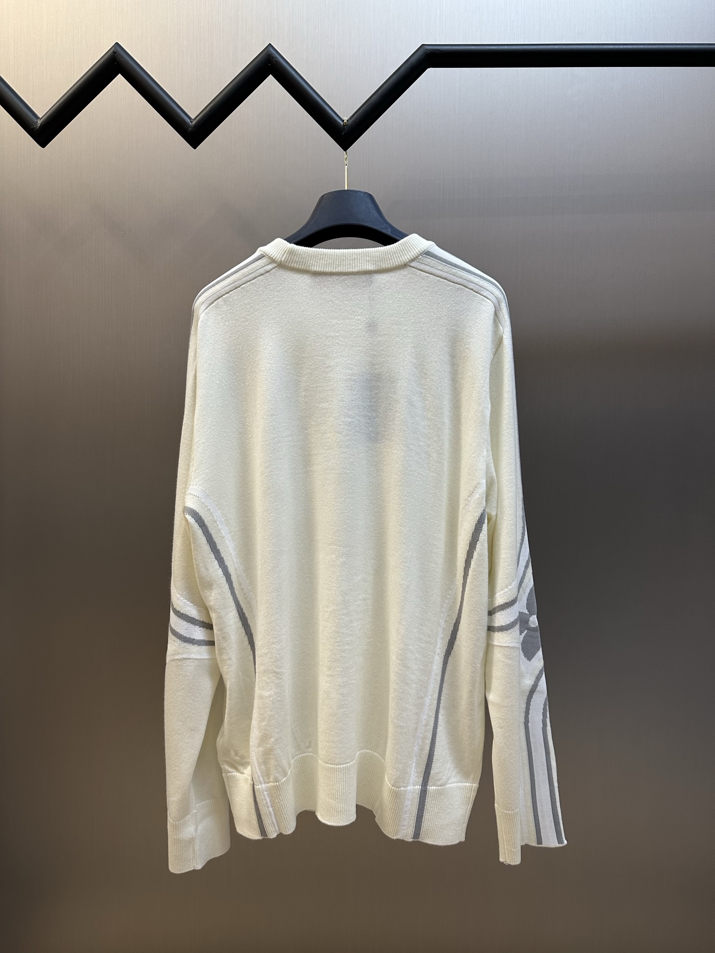 루이비통(LV) 레터링·소매 플라워 니트 의류