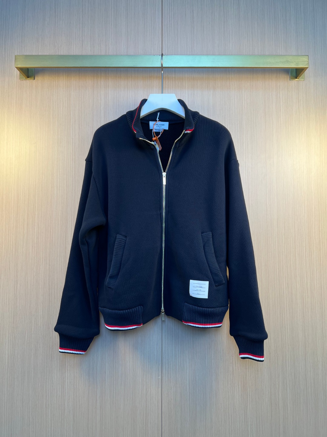 톰브라운(Thom Browne) 태그 디테일 지퍼 스탠드 칼라 재킷 아우터 의류