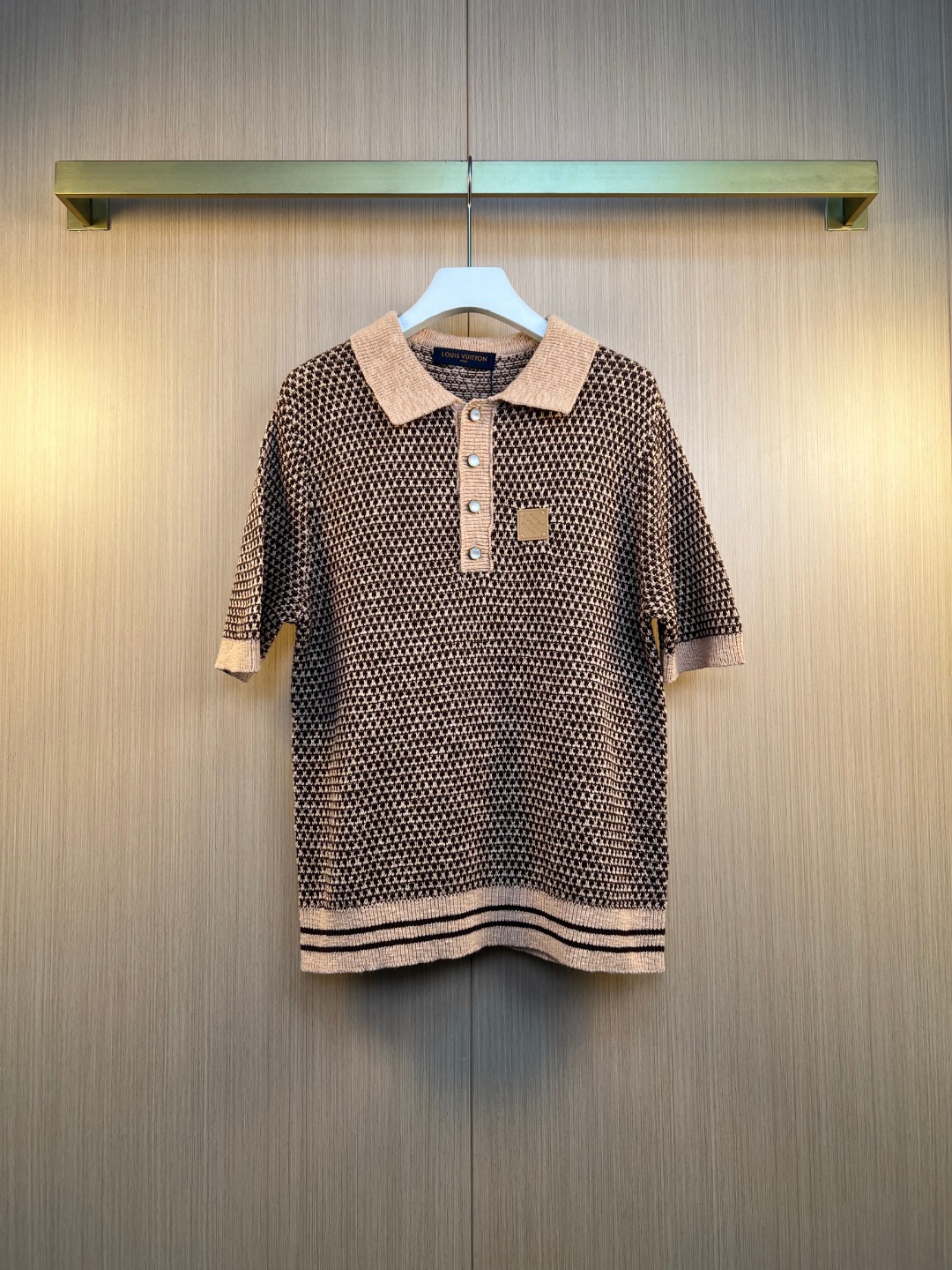 루이비통(LV) 가죽 로고 패치 니트 반팔 의류