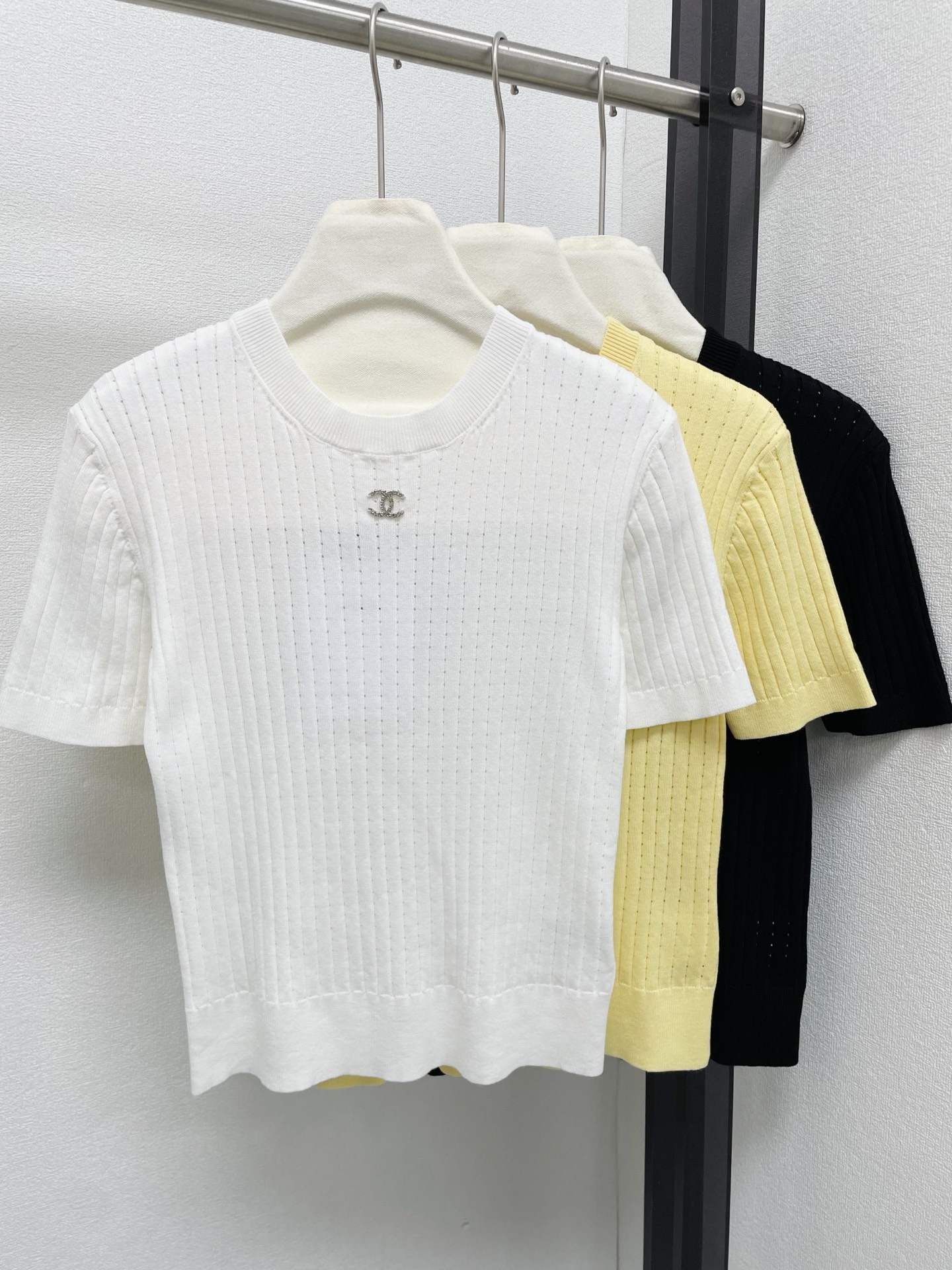 Chanel 샤넬 스트라이프 메탈 로고 반팔 니트 의류