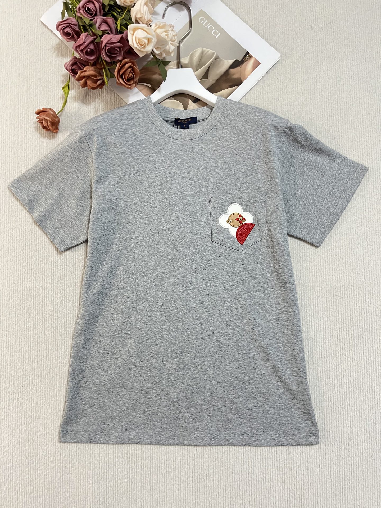 Louis Vuitton LV 루이비통 가죽 패치 클로버 반팔 티셔츠 의류