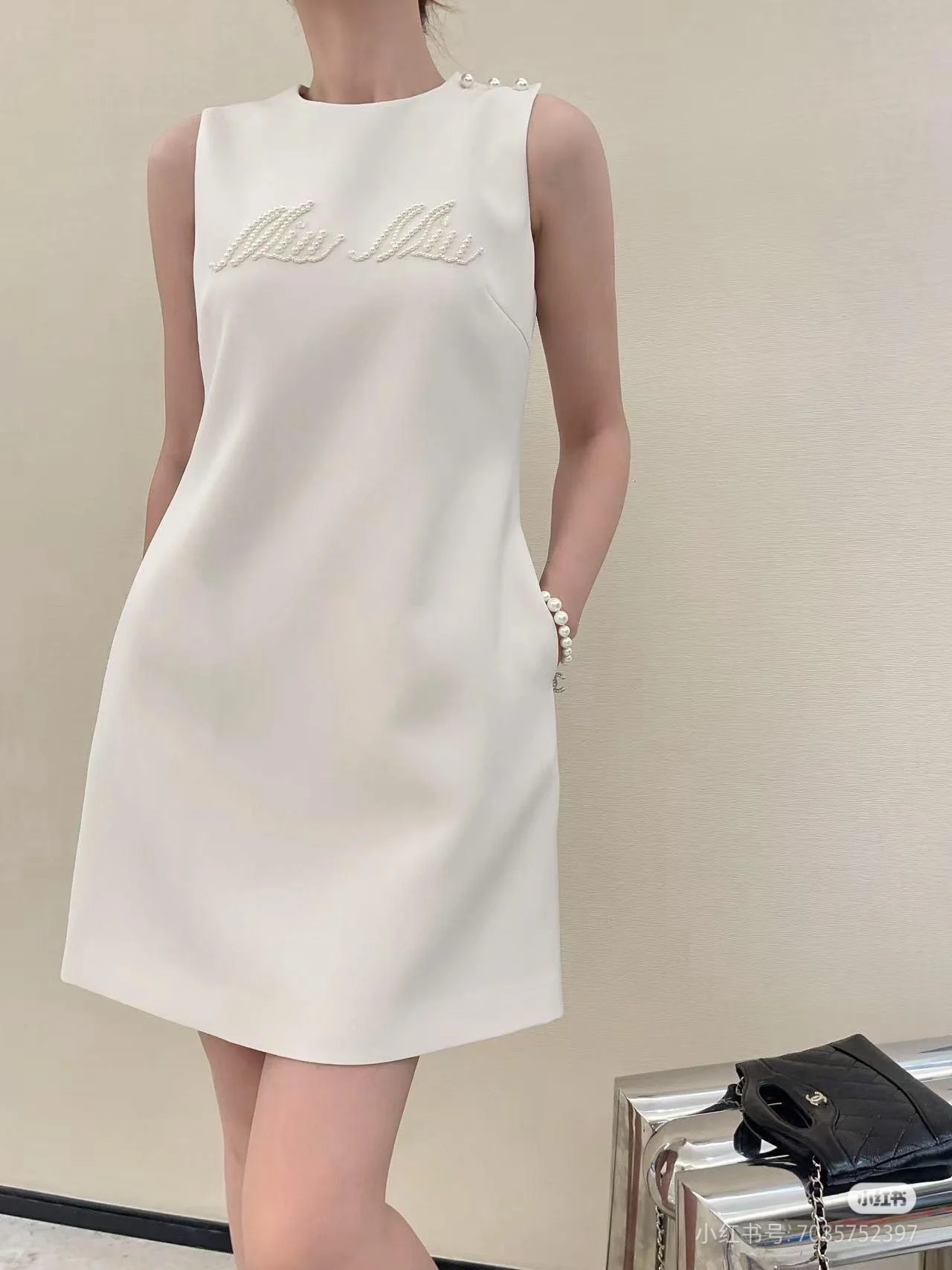 miumiu 미우미우 진주 비딩 로고 민소매 원피스 의류