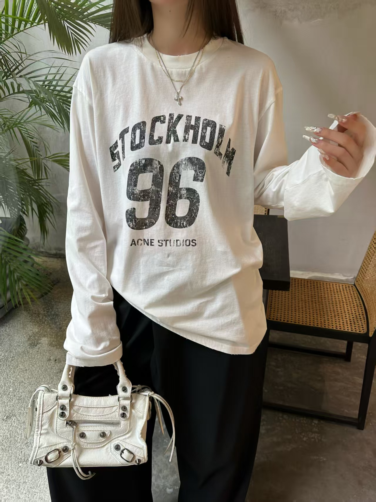 아크네 스튜디오(Acne Studios)빈티지 레터링 롱슬리브 긴팔 티셔츠 의류