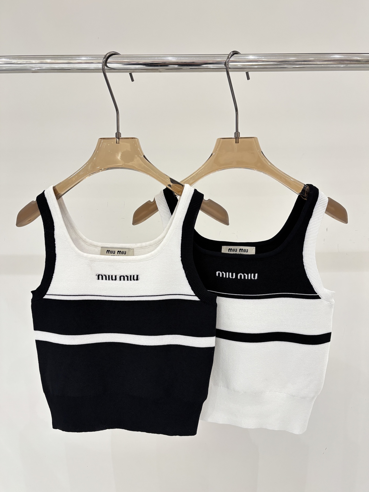 miumiu 미우미우 로고 핫픽스 배색 민소매 나시 니트 베스트 의류