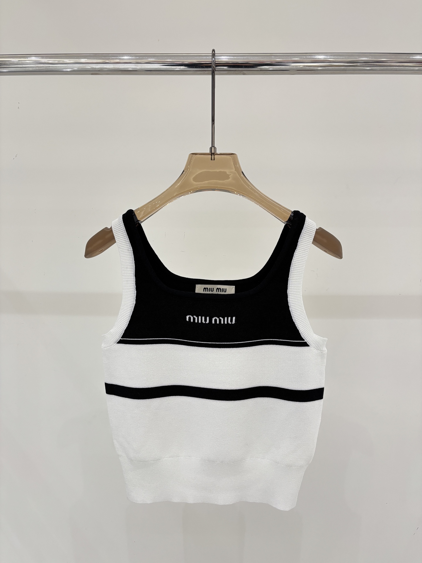 miumiu 미우미우 로고 핫픽스 배색 민소매 나시 니트 베스트 의류