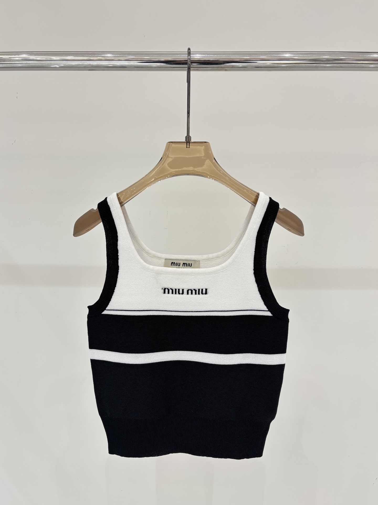 miumiu 미우미우 로고 핫픽스 배색 민소매 나시 니트 베스트 의류