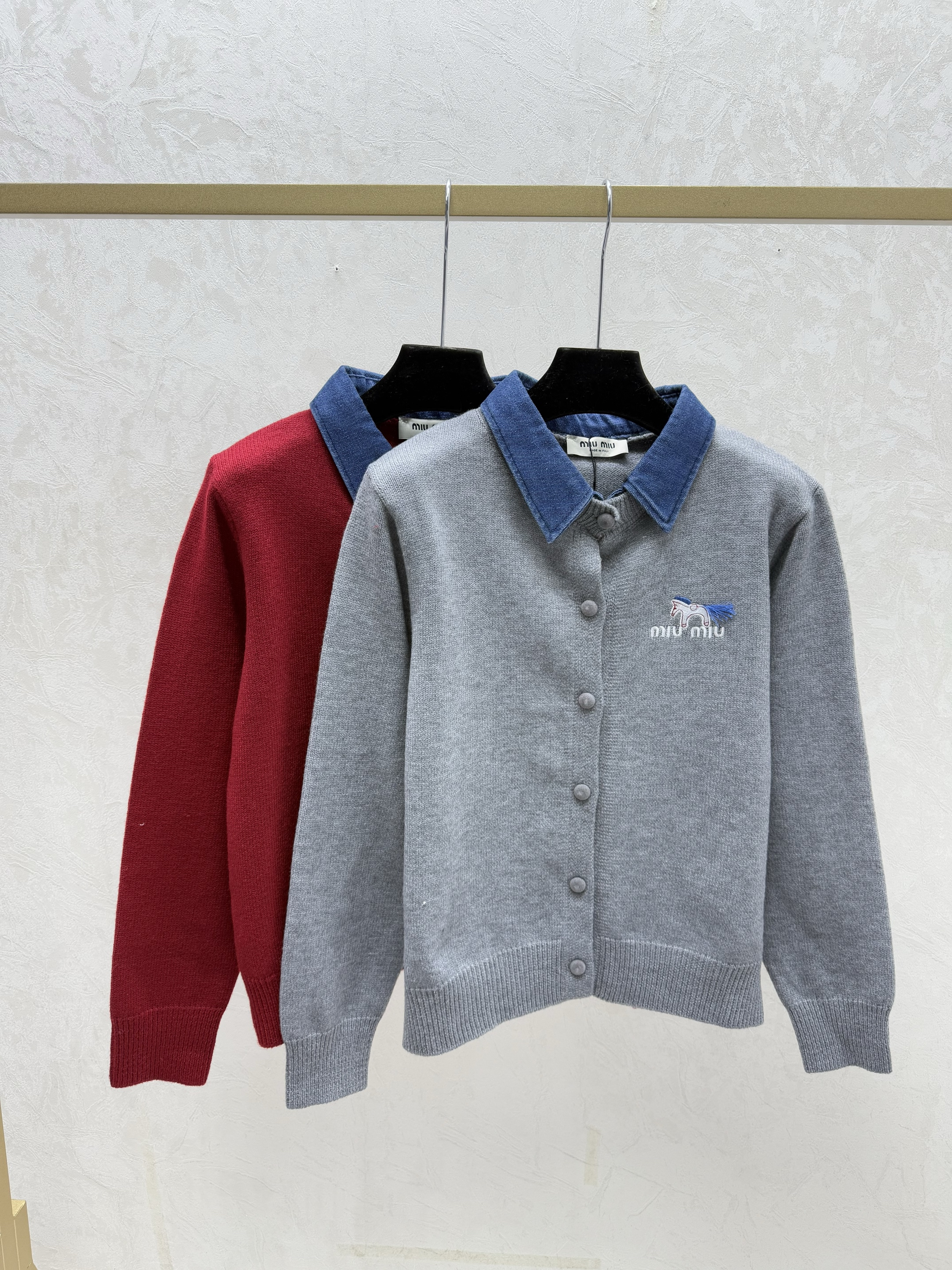 miumiu 미우미우 배색 칼라 포니 자수 니트 가디건 의류