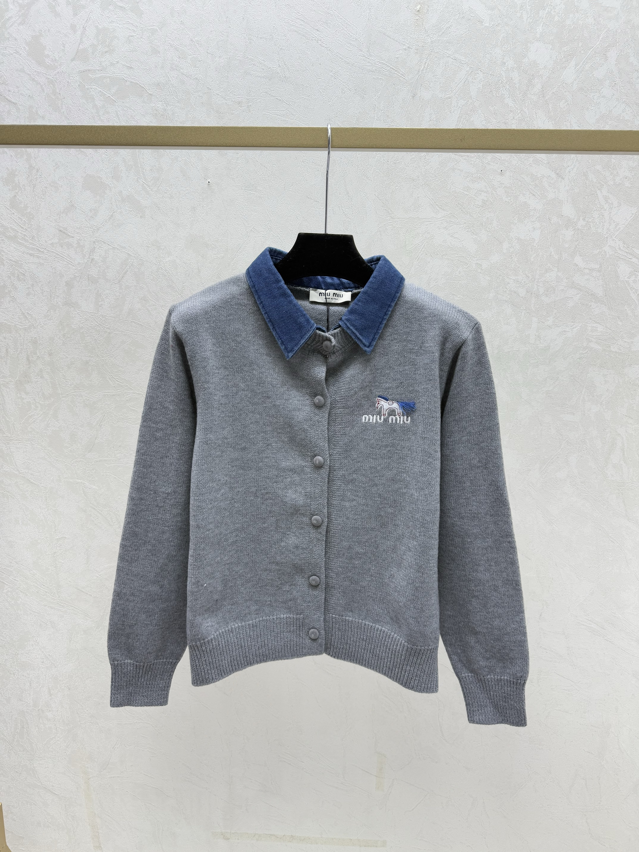 miumiu 미우미우 배색 칼라 포니 자수 니트 가디건 의류