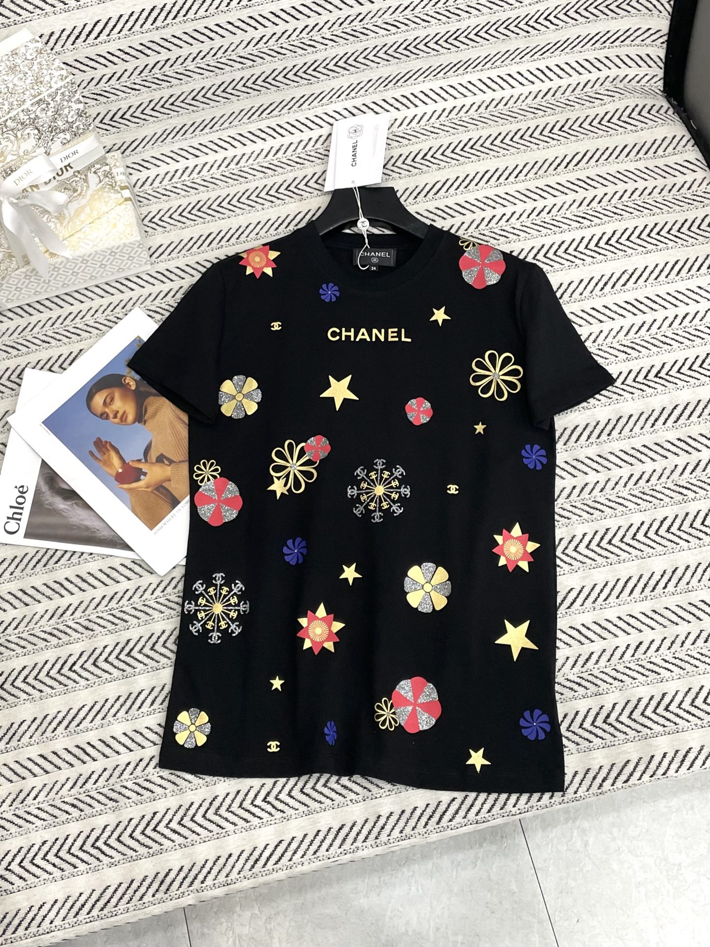 Chanel 샤넬 크리스마스 한정 골드 로고 반팔 티셔츠 의류